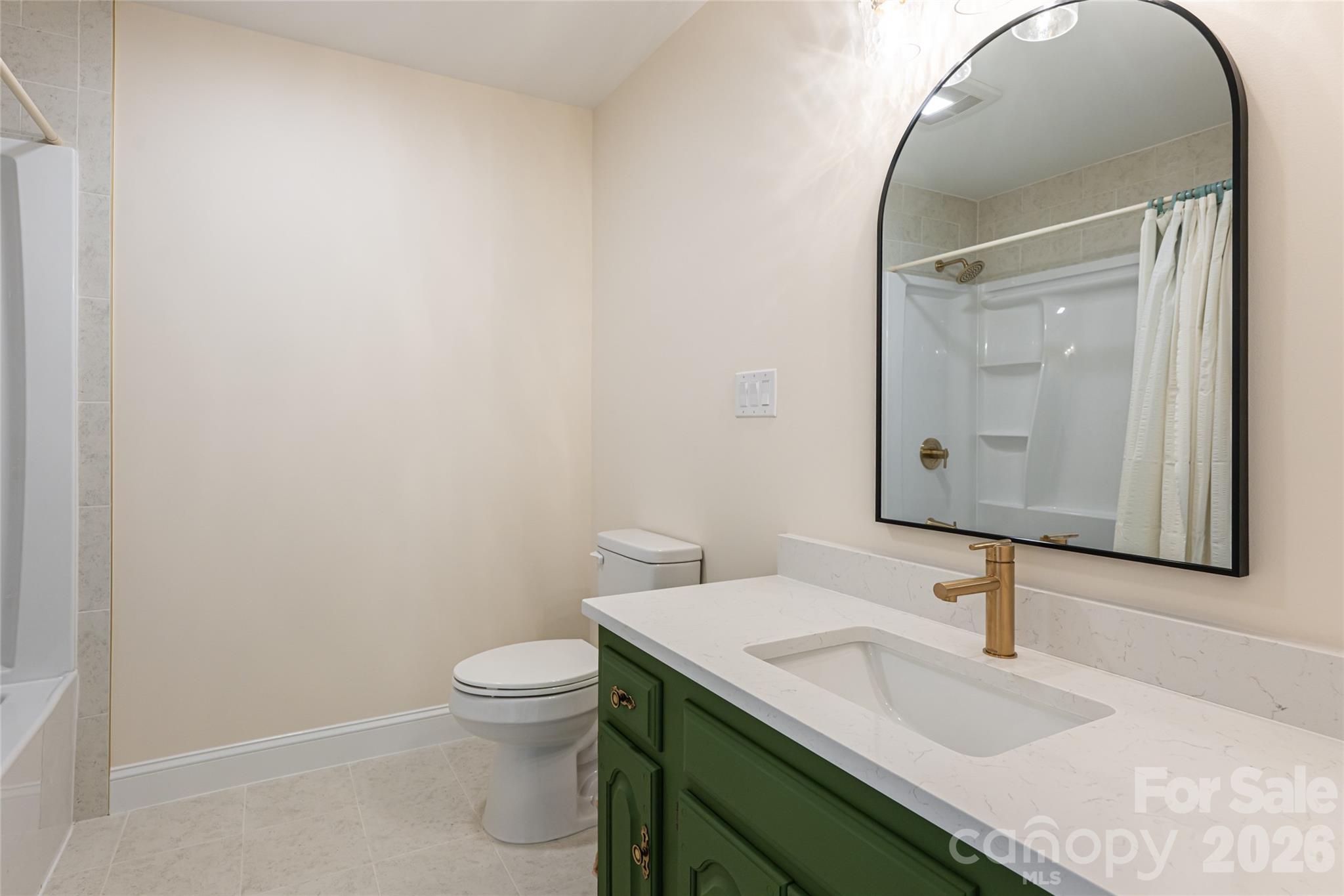 1203 Fleetwood Plaza — Hendersonville