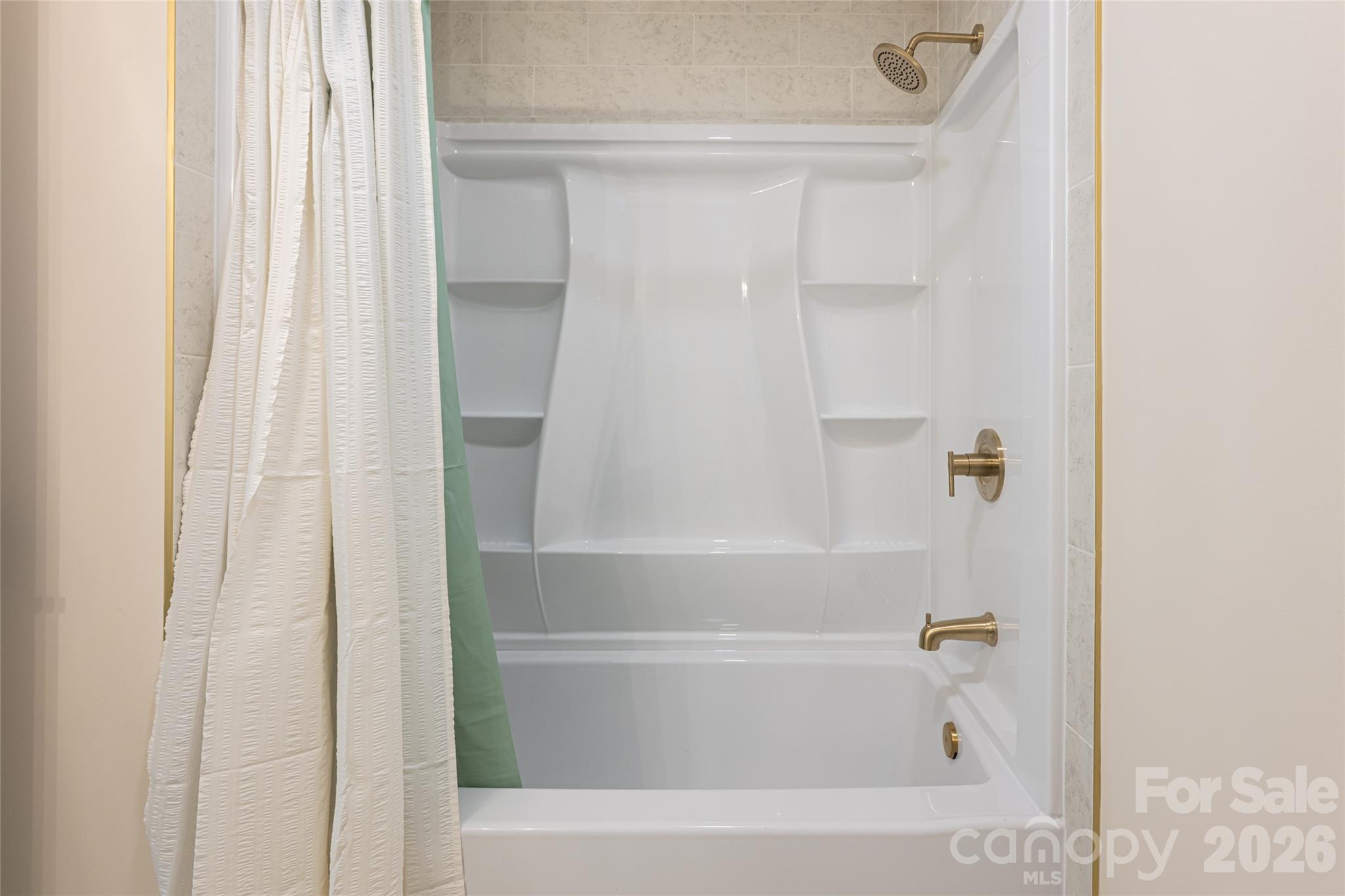 1203 Fleetwood Plaza — Hendersonville