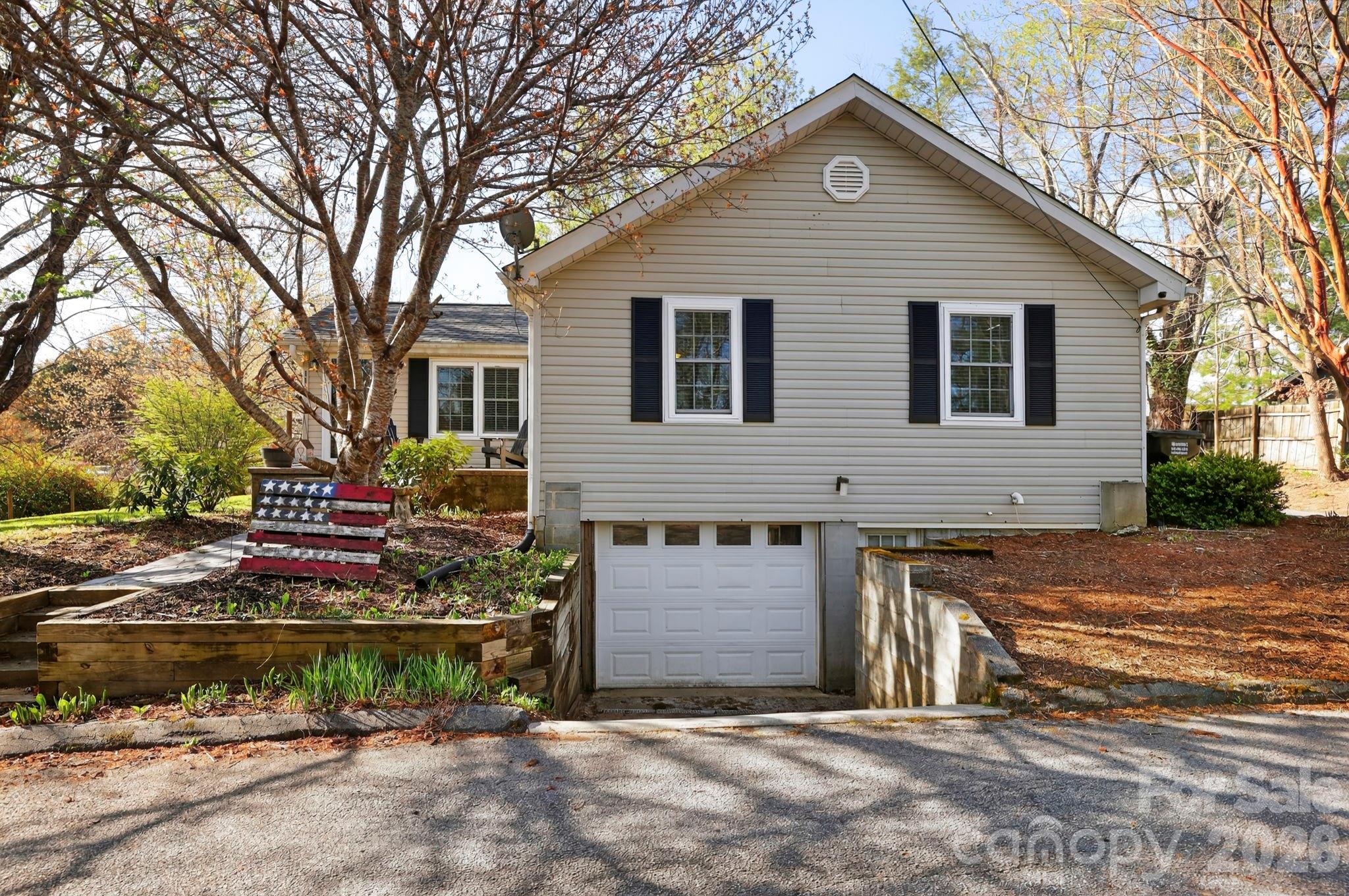 112 Gibbs Street — Hendersonville