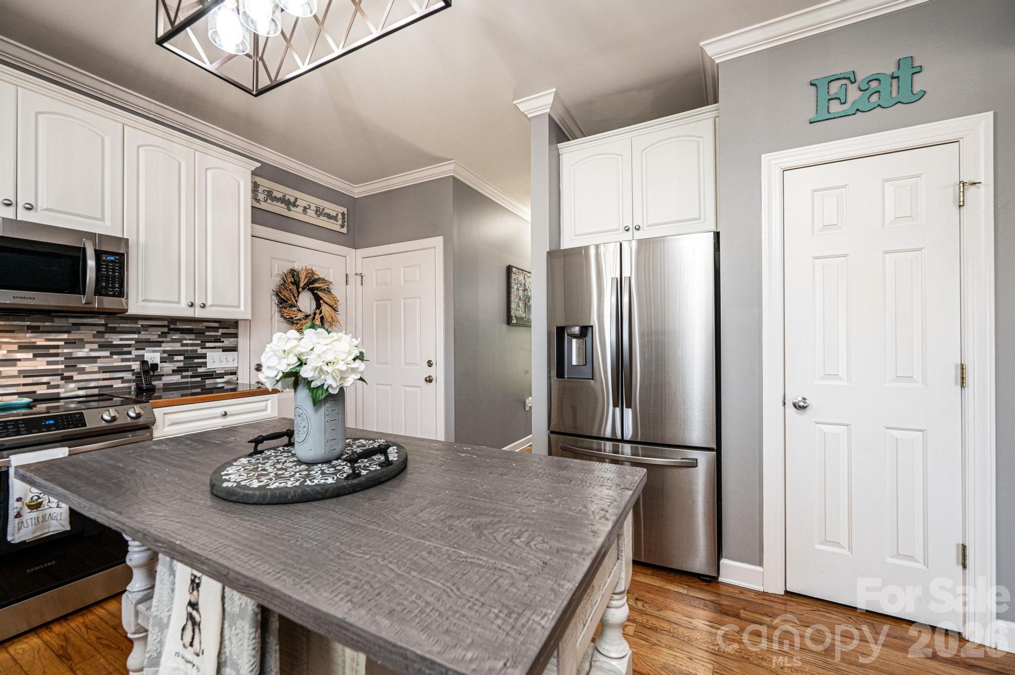 2586 Henry Falls Drive — Hickory