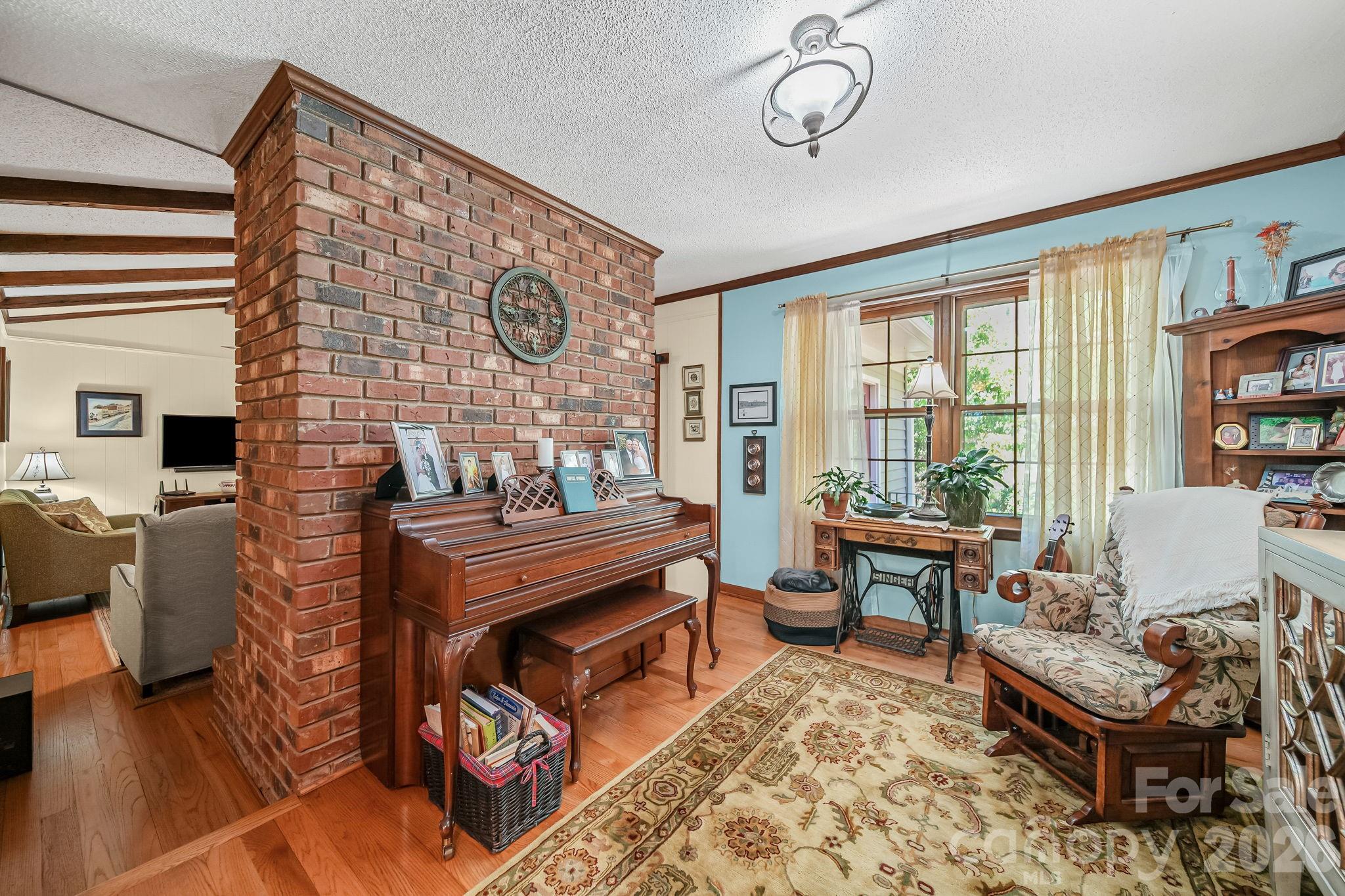 2056 Lawrence Road — Clover