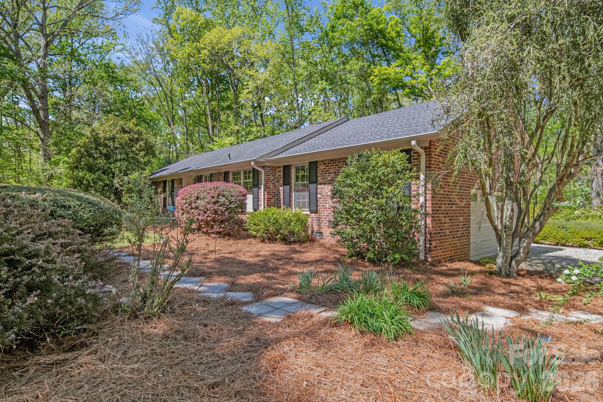 2056 Lawrence Road — Clover