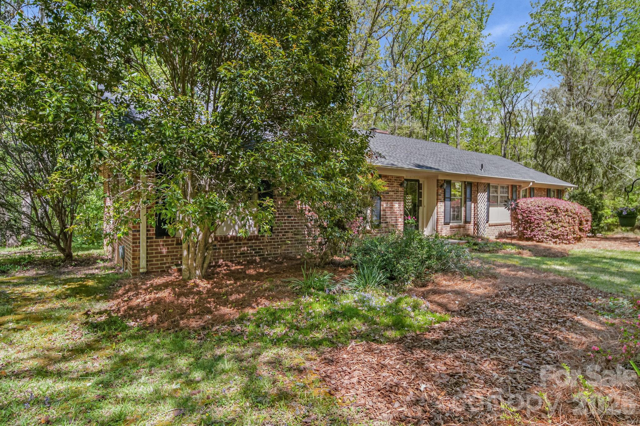 2056 Lawrence Road — Clover