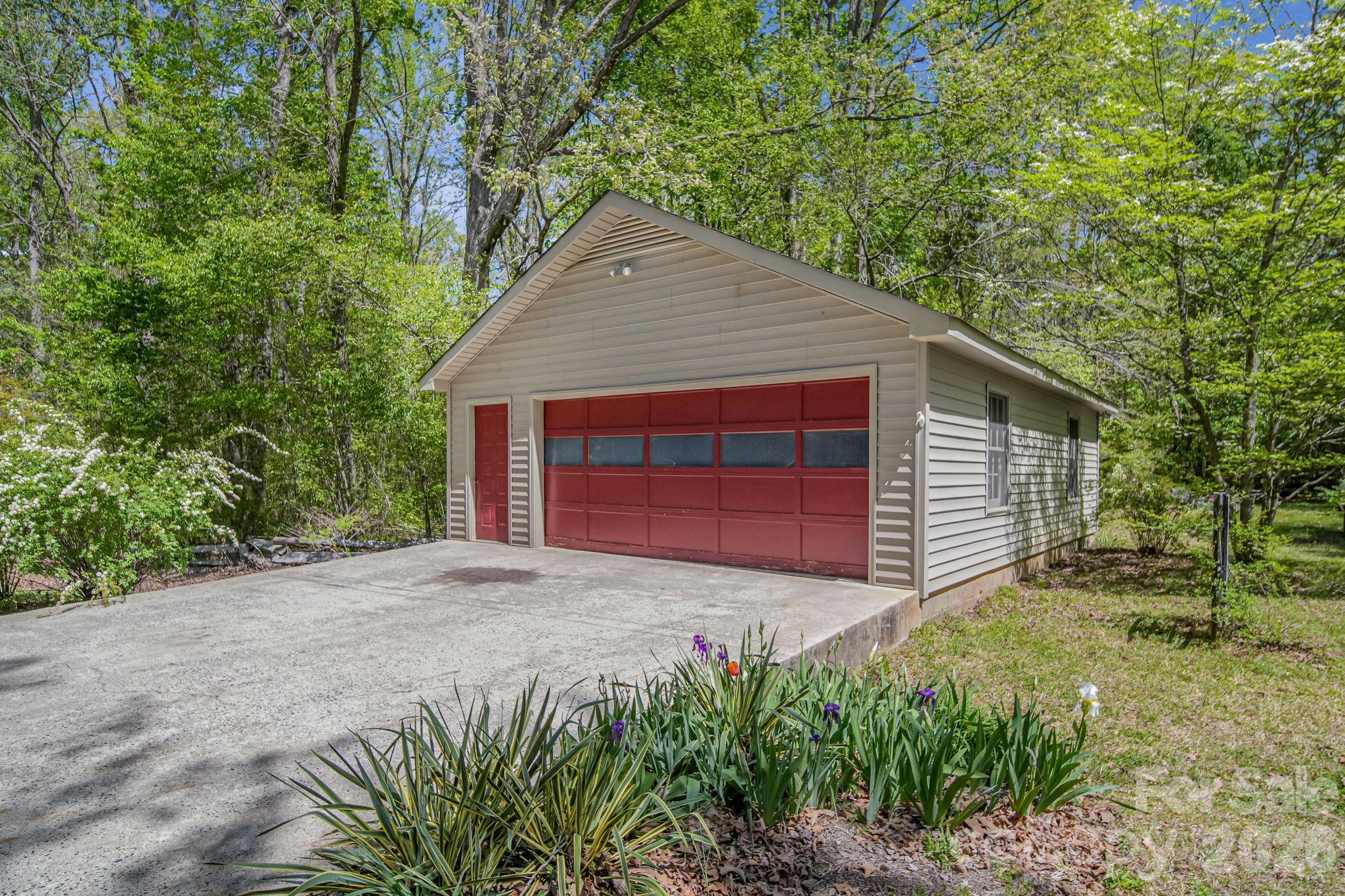 2056 Lawrence Road — Clover