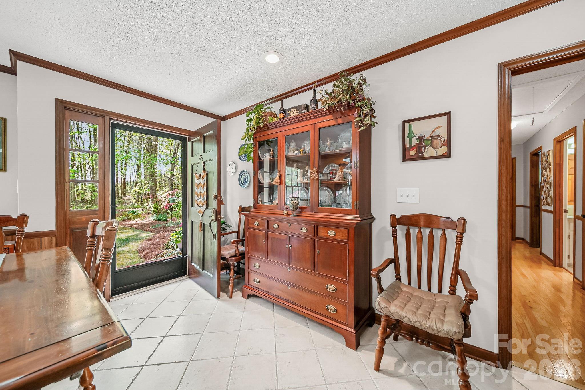 2056 Lawrence Road — Clover