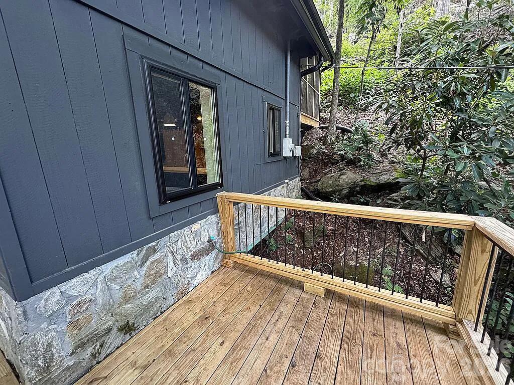 88 Mountain Farm Road — Burnsville