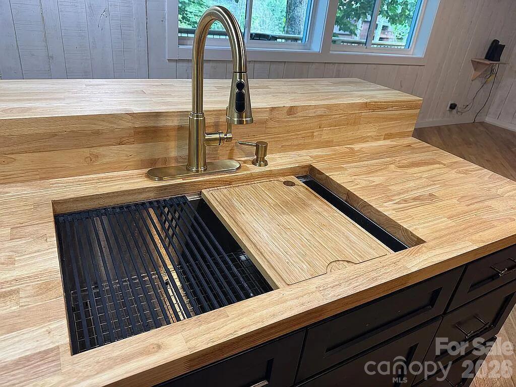 88 Mountain Farm Road — Burnsville
