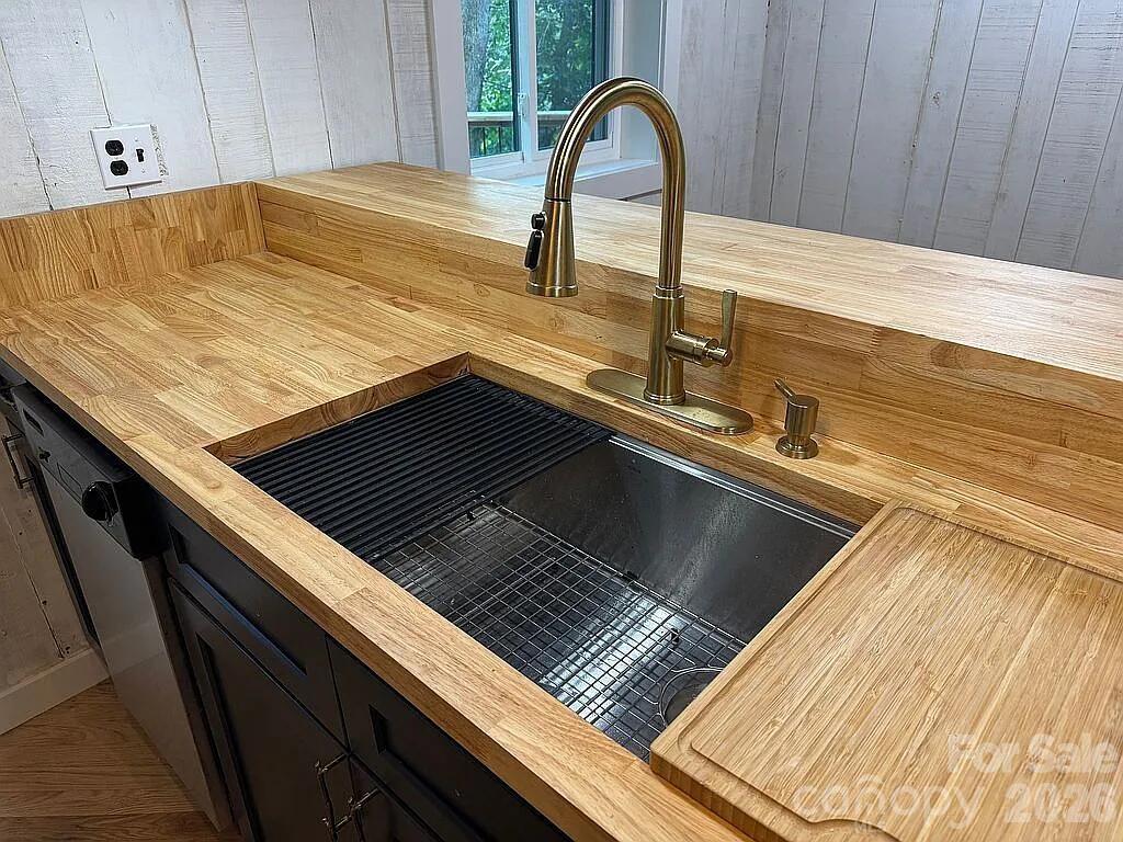 88 Mountain Farm Road — Burnsville
