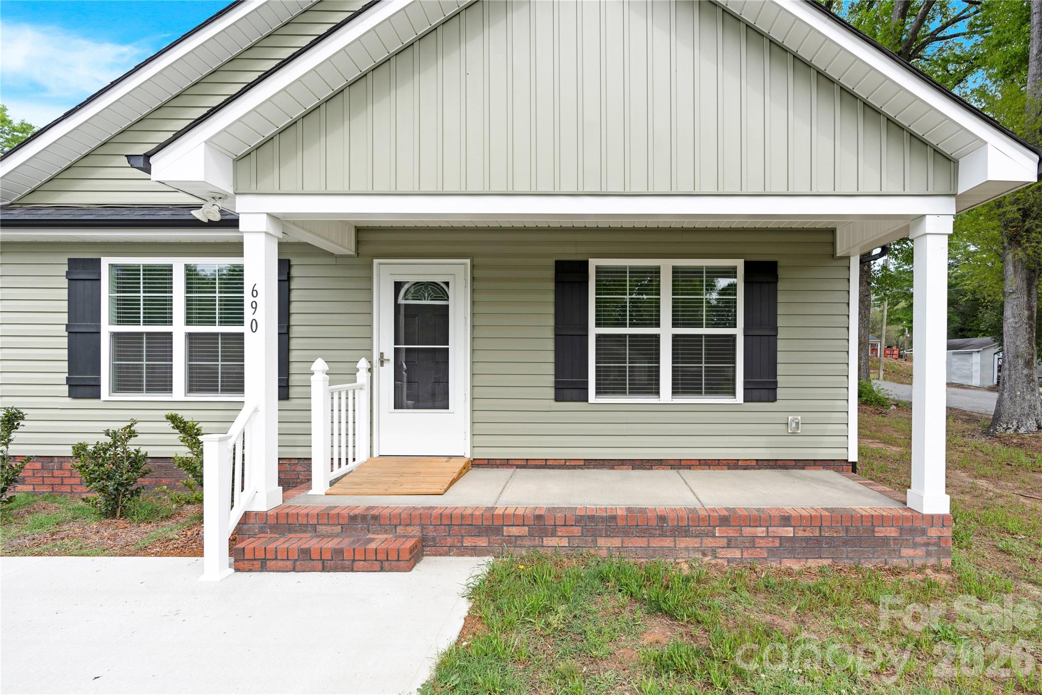 690 Wilshire Avenue SW — Concord