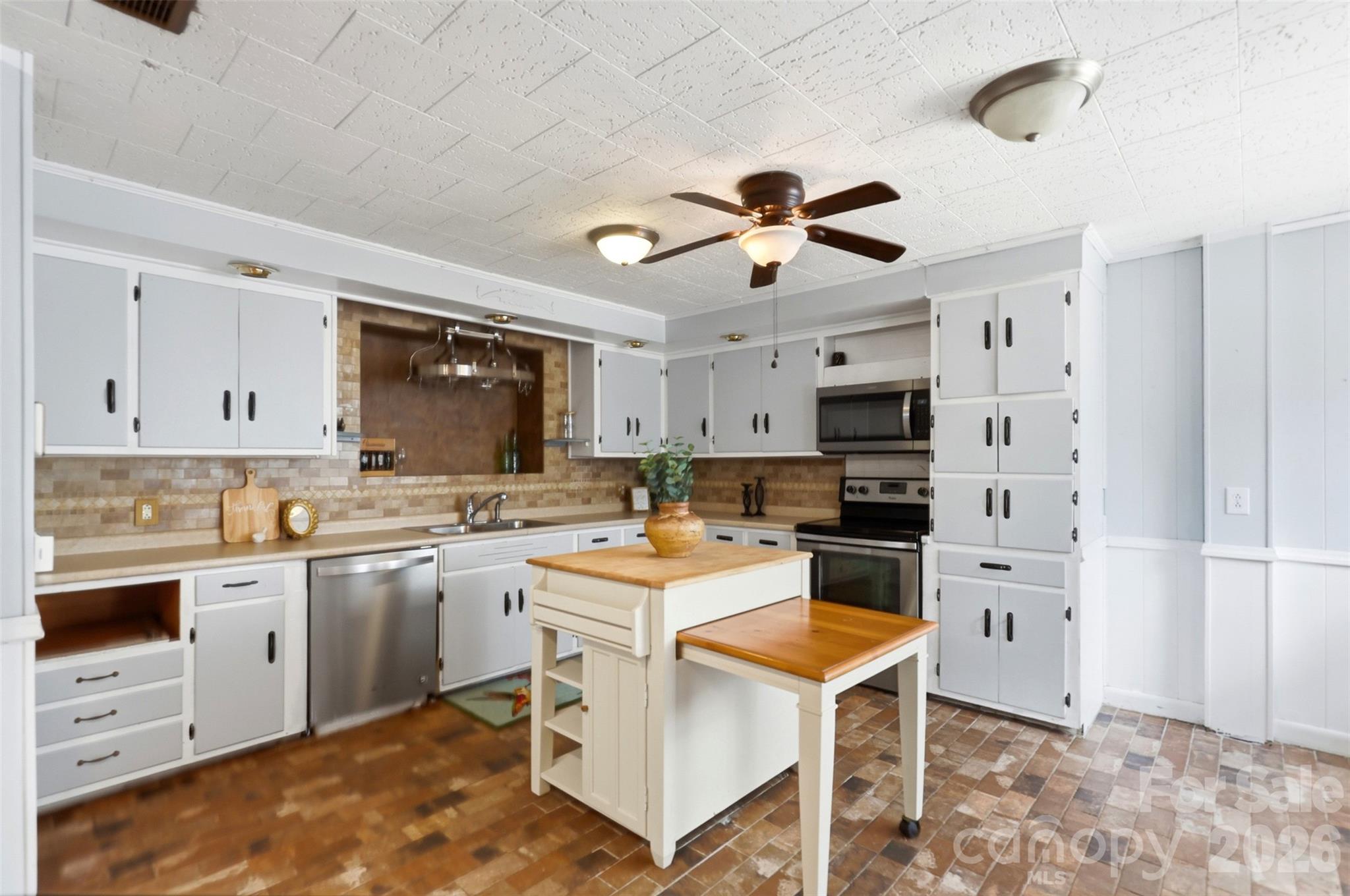 2670 N Olivers Road — Newton