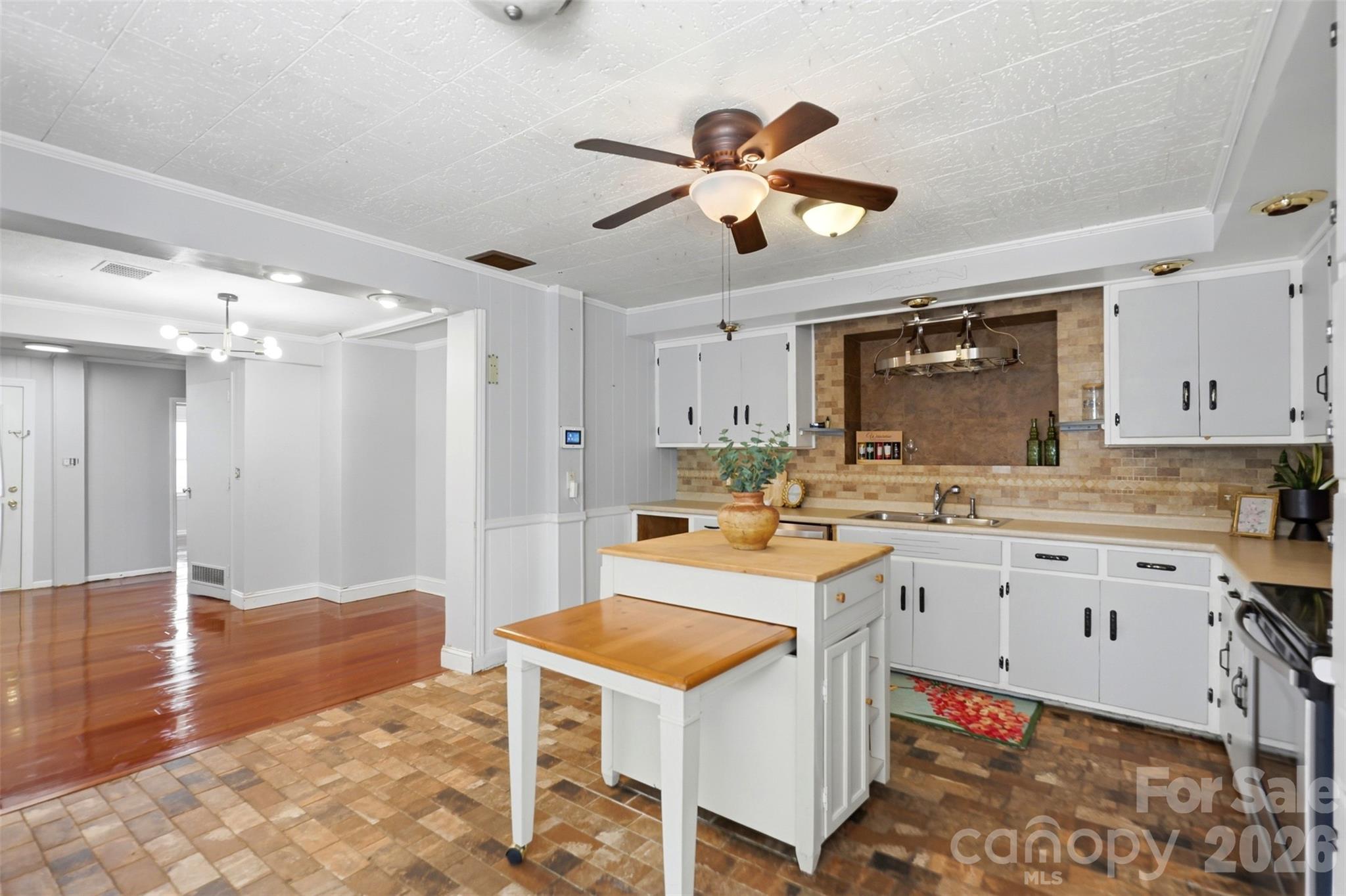 2670 N Olivers Road — Newton