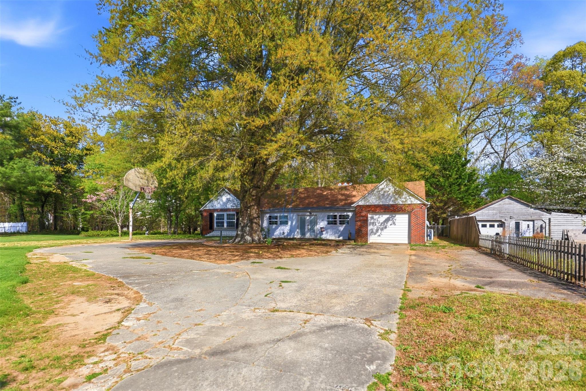 2670 N Olivers Road — Newton
