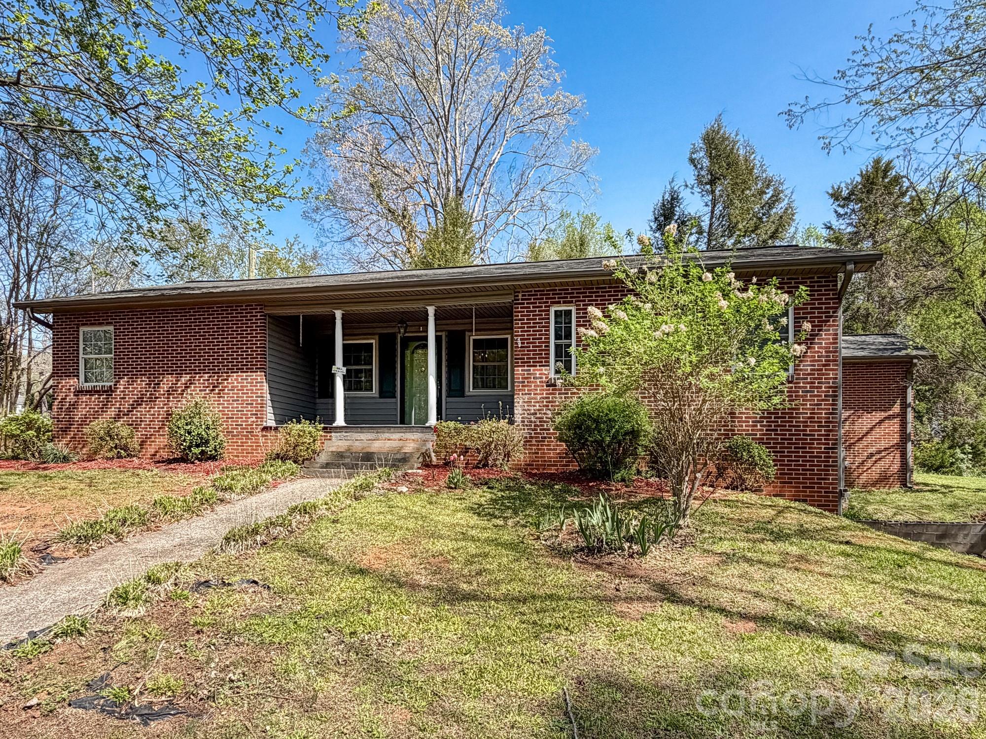 1401 E Union Street — Morganton