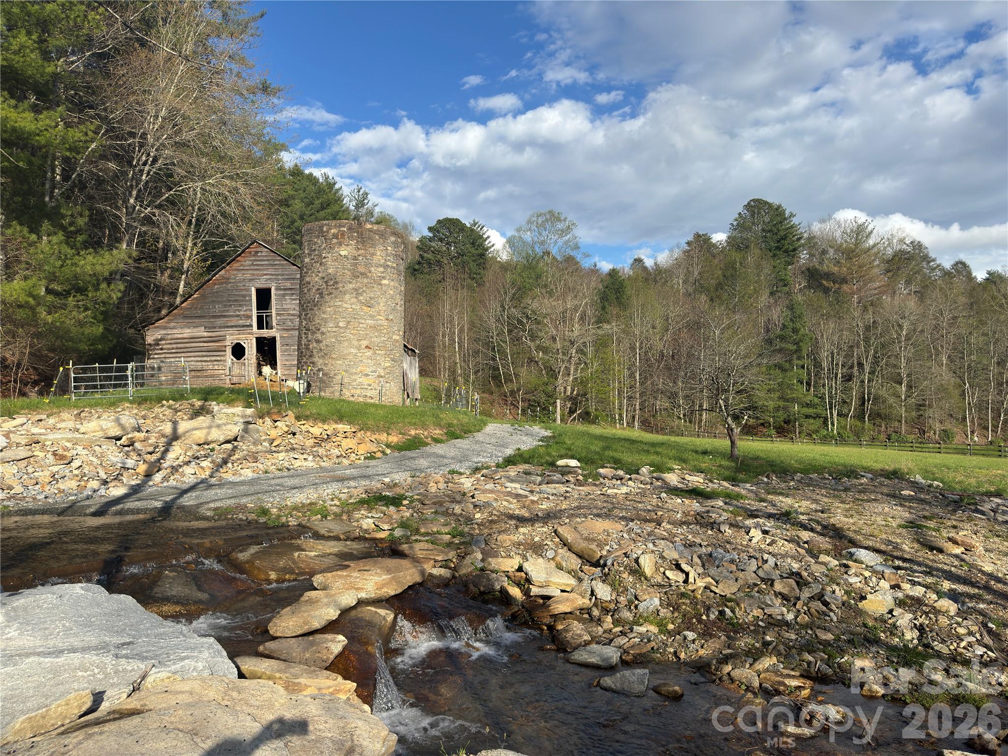 1422 Middle Fork Road — Hendersonville