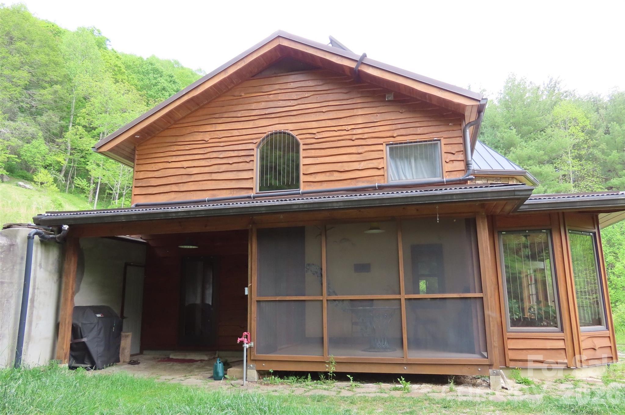 1422 Middle Fork Road — Hendersonville