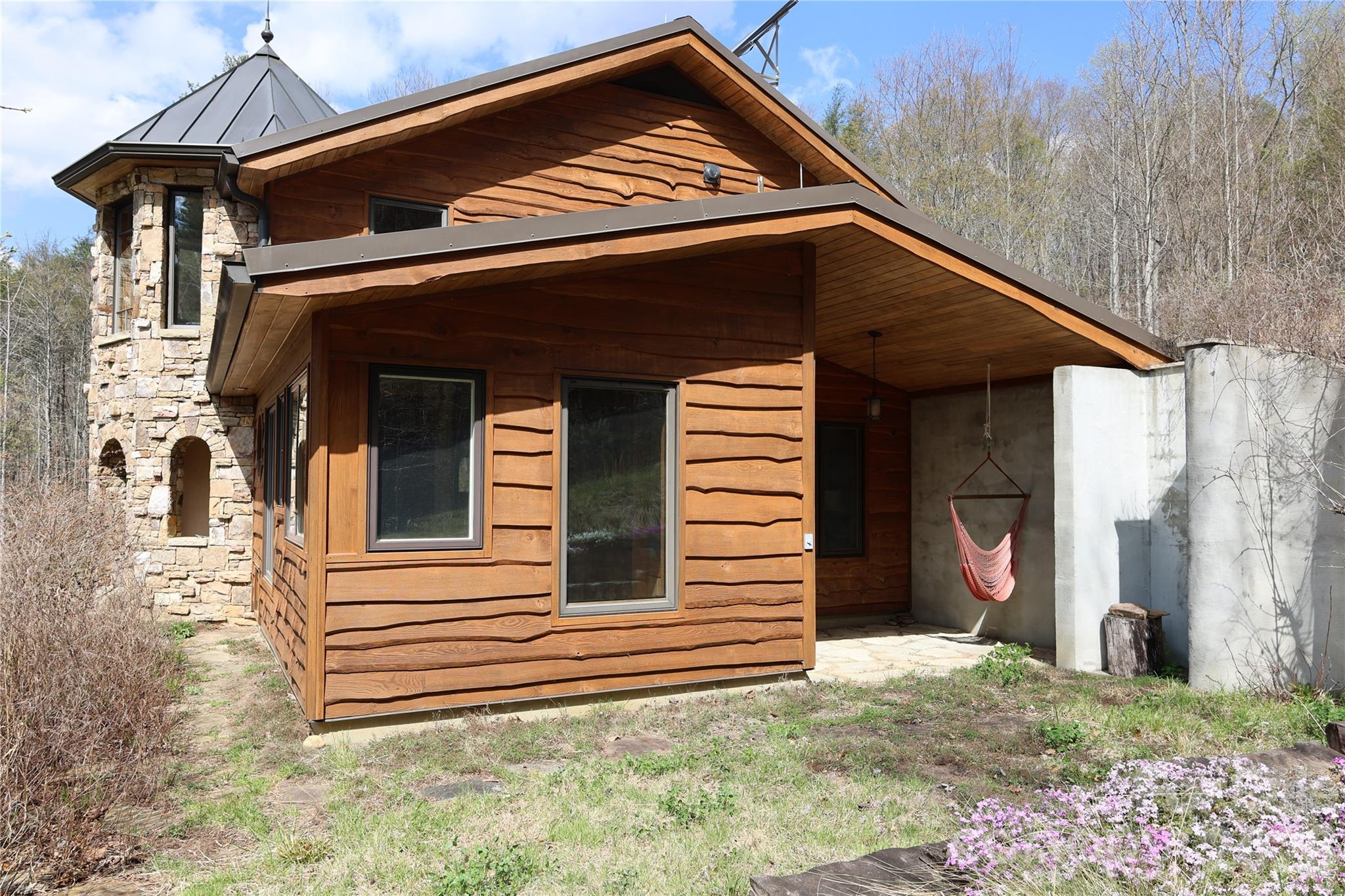 1422 Middle Fork Road — Hendersonville
