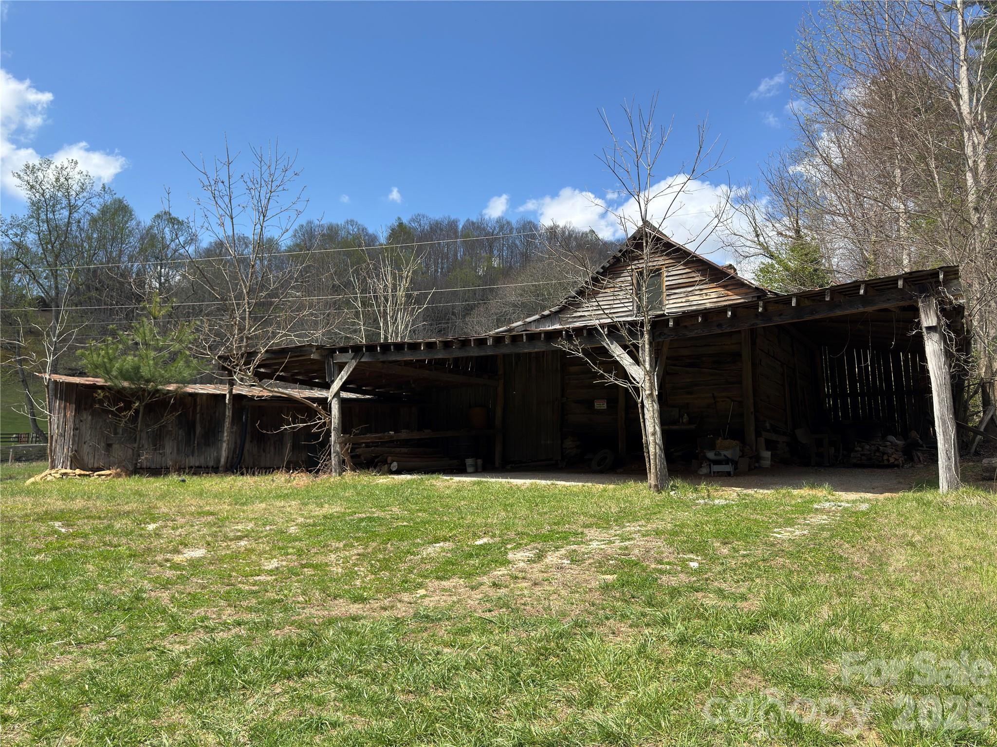 1422 Middle Fork Road — Hendersonville