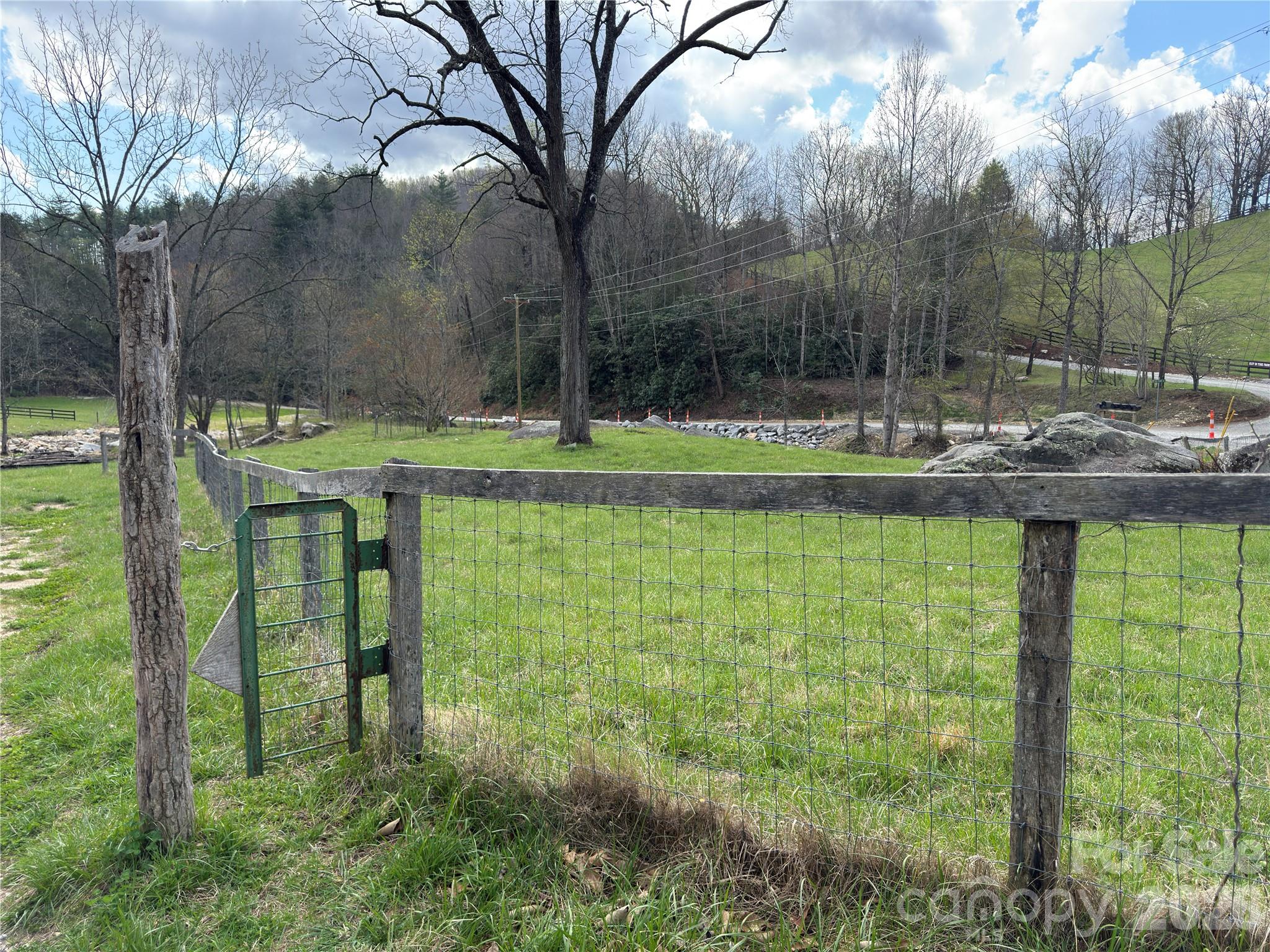 1422 Middle Fork Road — Hendersonville