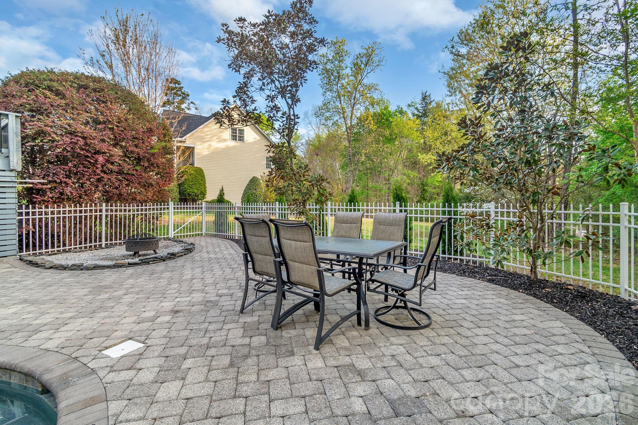 1216 Flat Heads Lane — Waxhaw