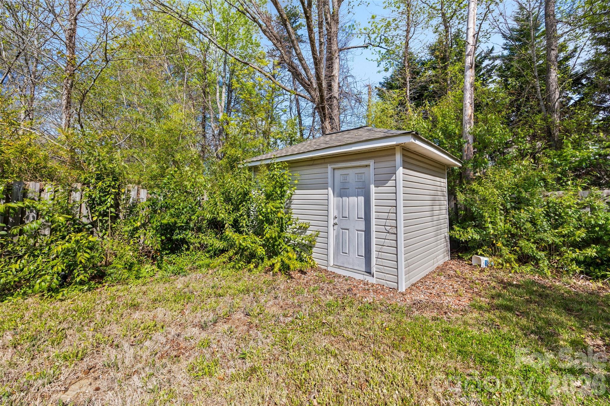 5024 Victoria Avenue — Charlotte