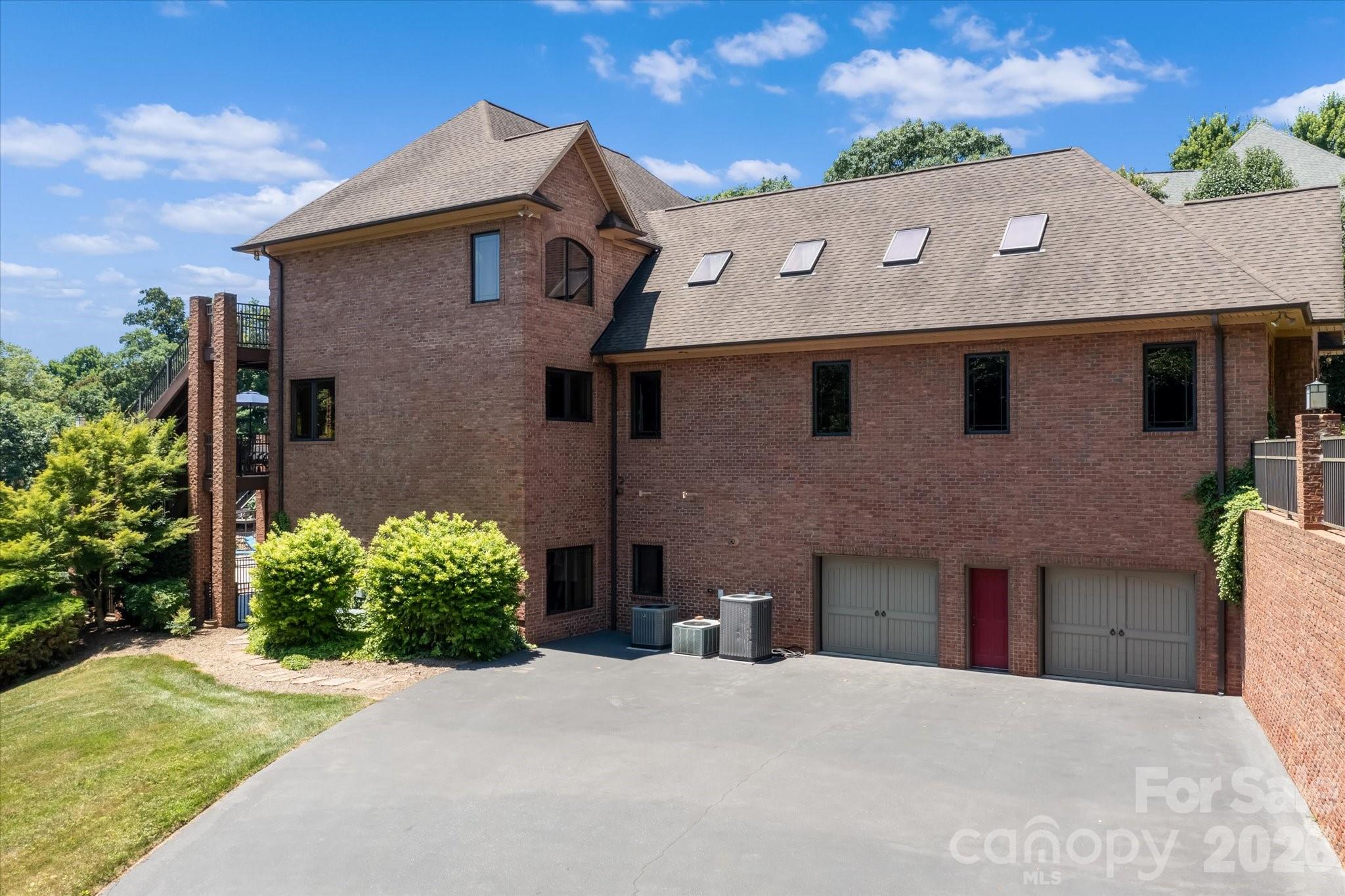 368 Players Ridge Road — Hickory