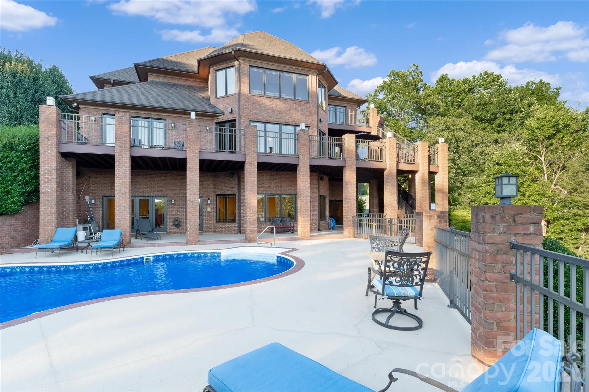 368 Players Ridge Road — Hickory