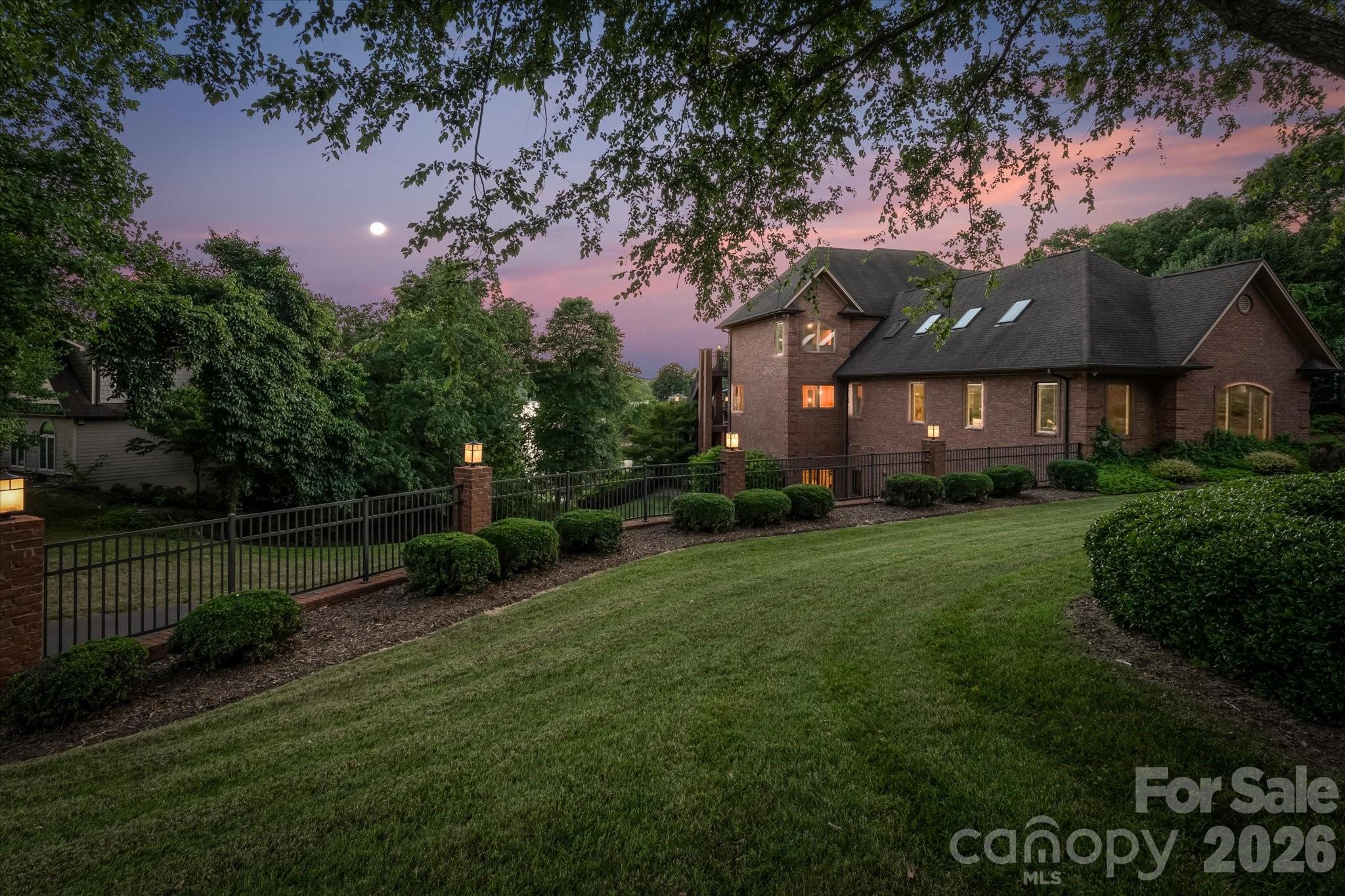 368 Players Ridge Road — Hickory