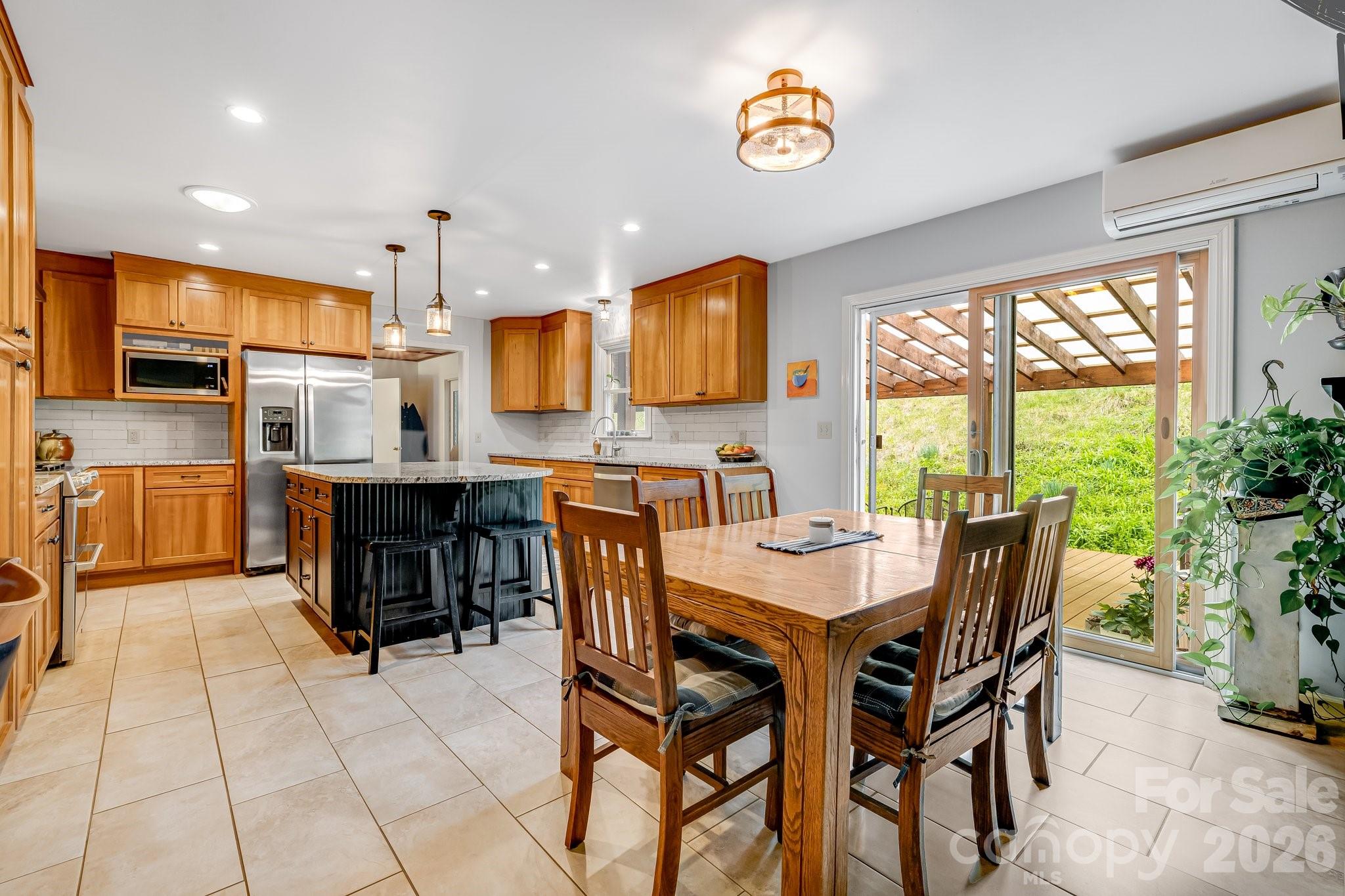 6334 Jacks Creek Road — Burnsville