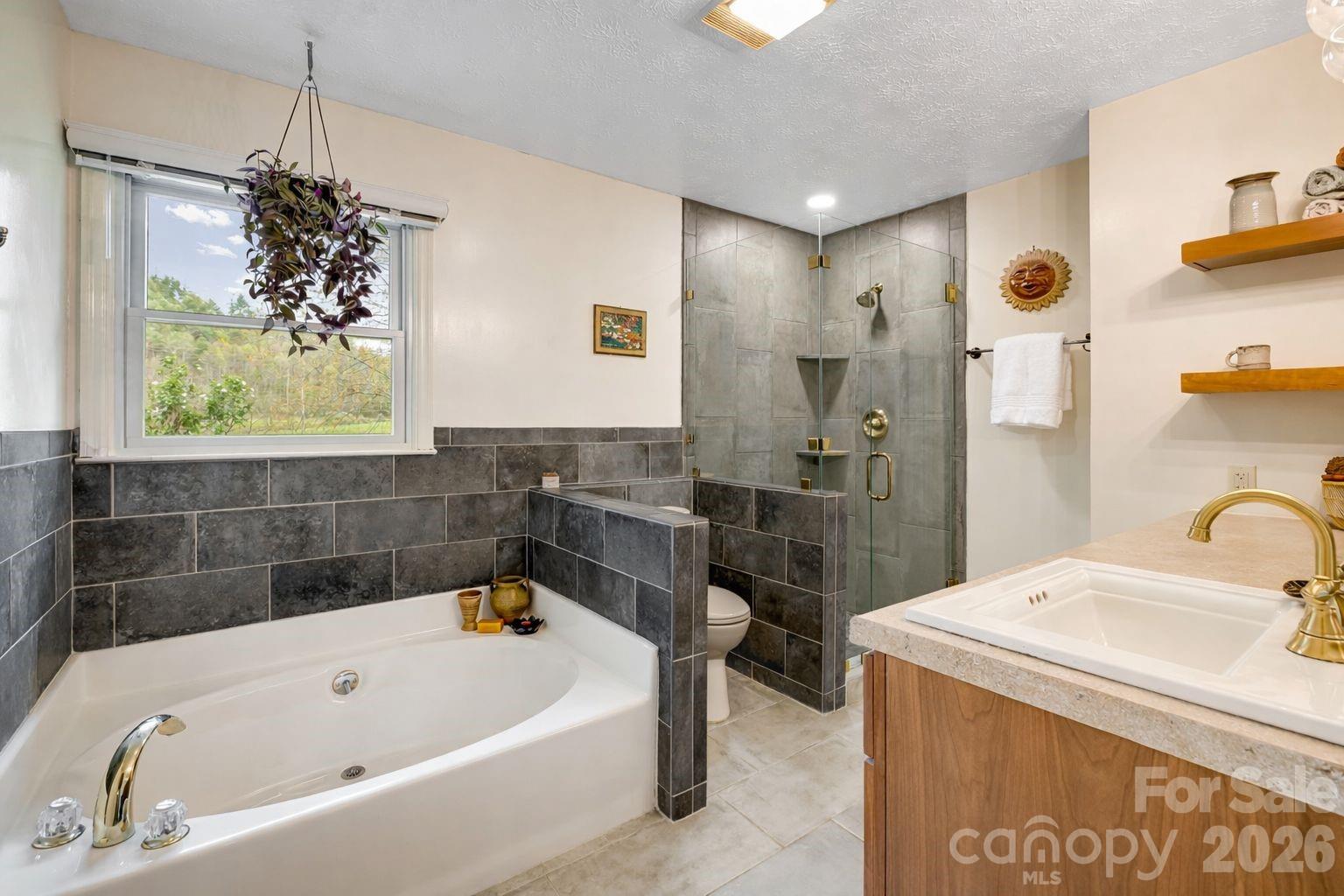 6334 Jacks Creek Road — Burnsville