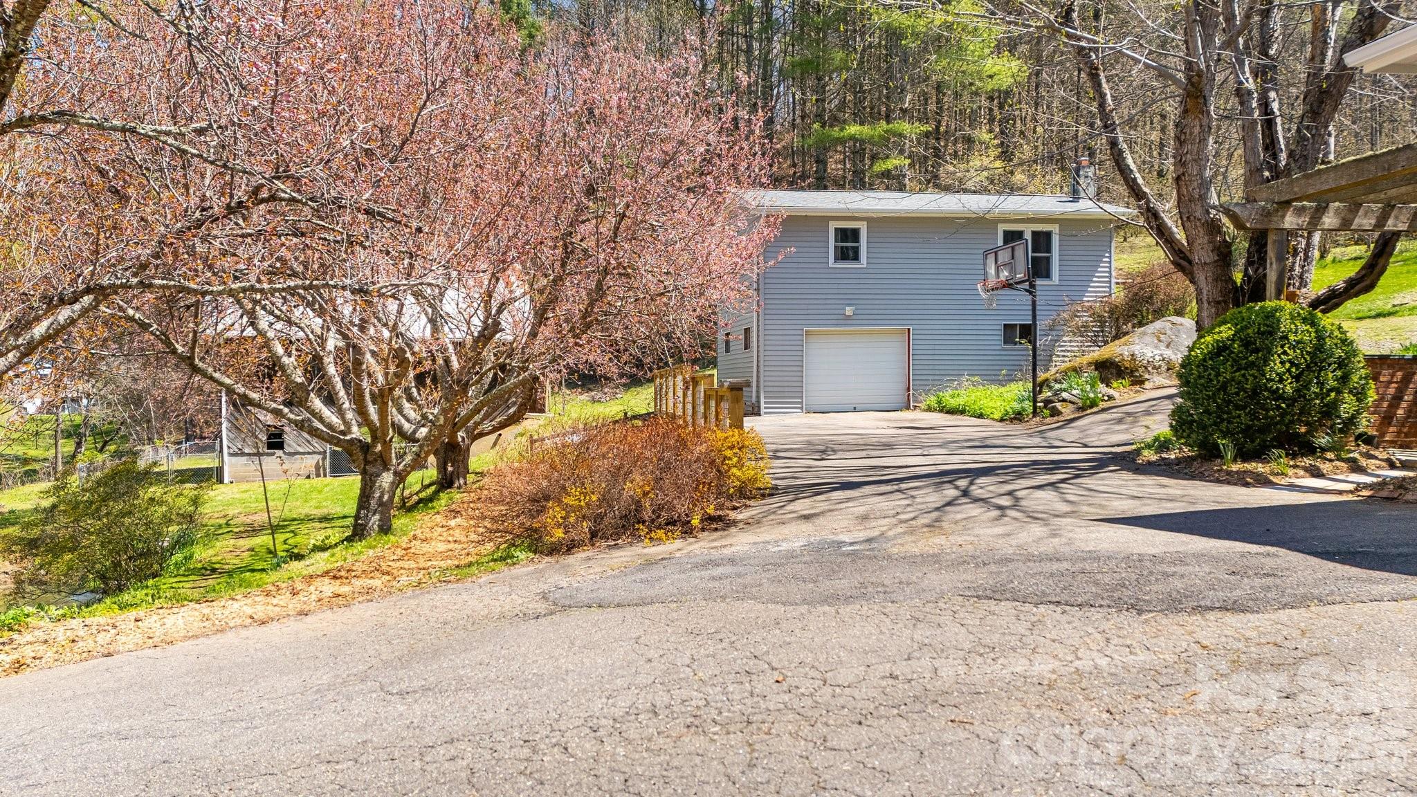 6334 Jacks Creek Road — Burnsville