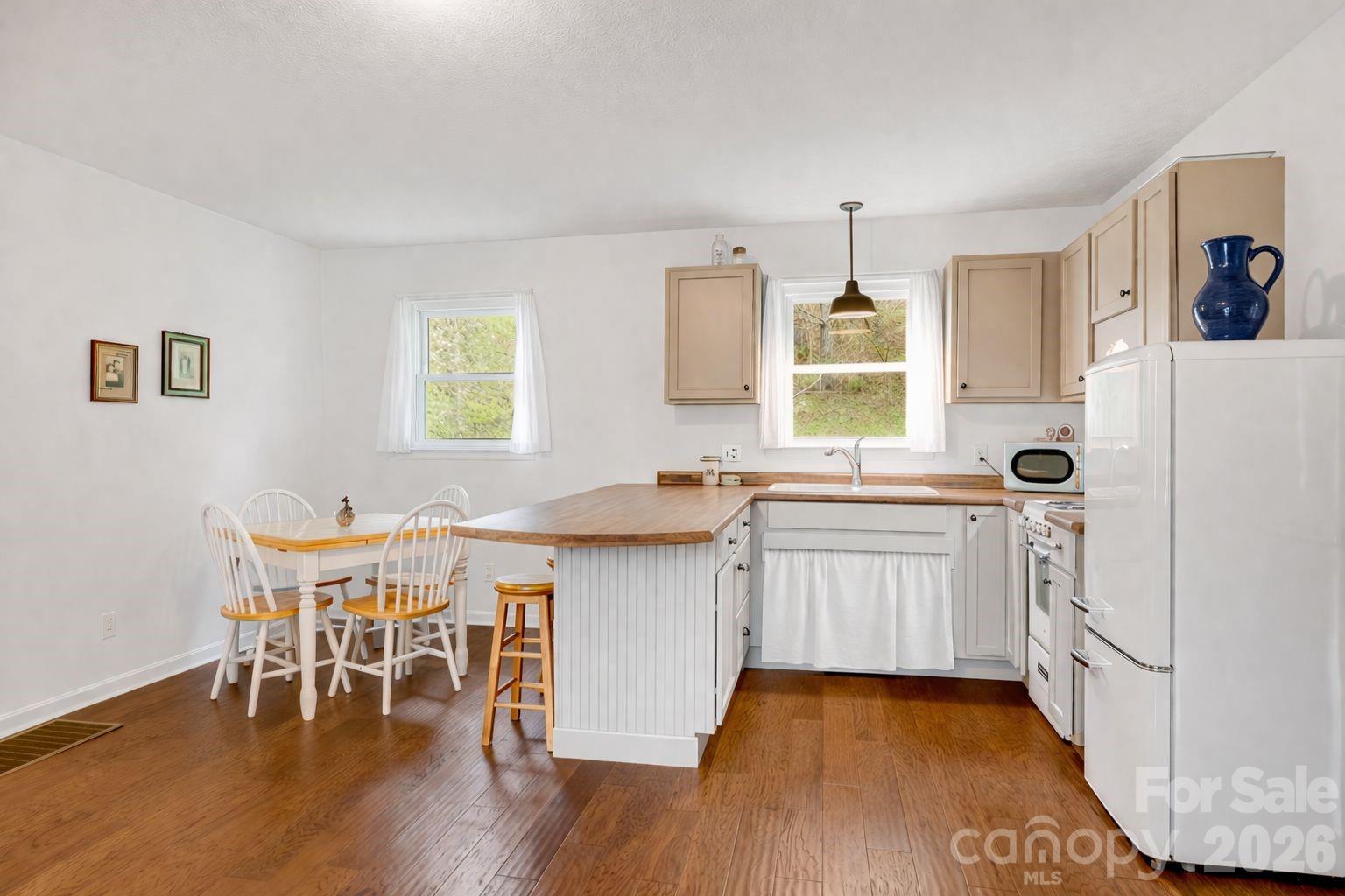 6334 Jacks Creek Road — Burnsville