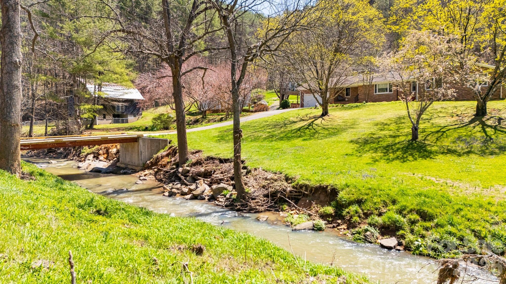 6334 Jacks Creek Road — Burnsville