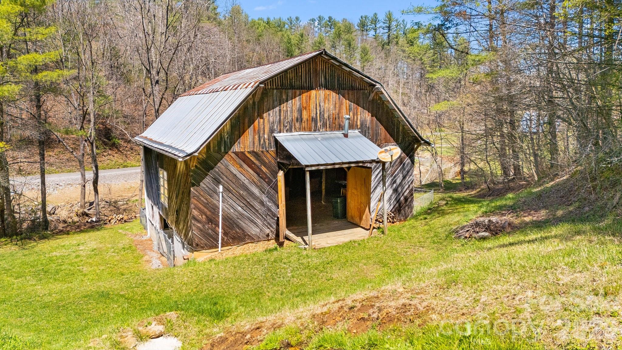 6334 Jacks Creek Road — Burnsville