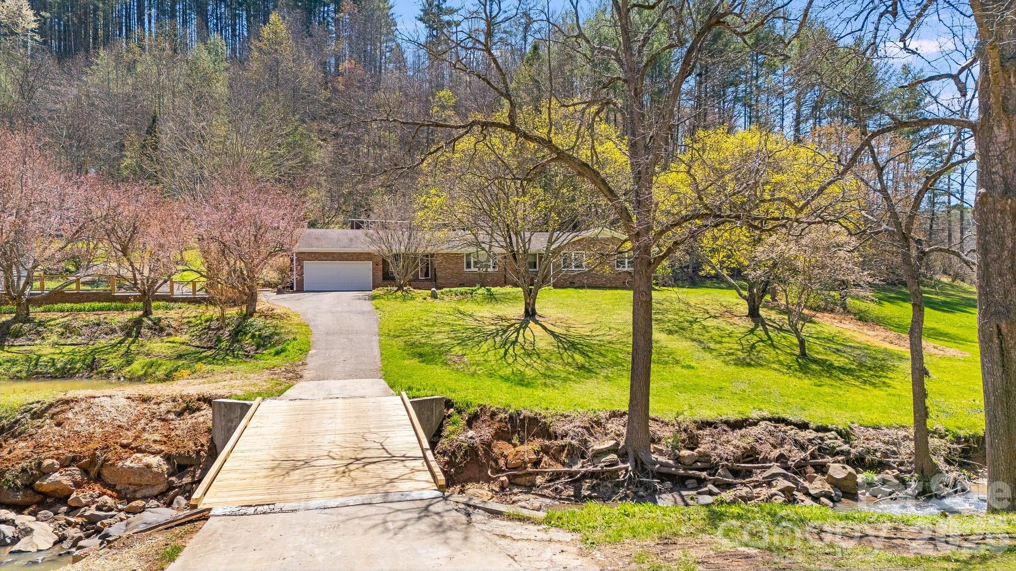 6334 Jacks Creek Road — Burnsville