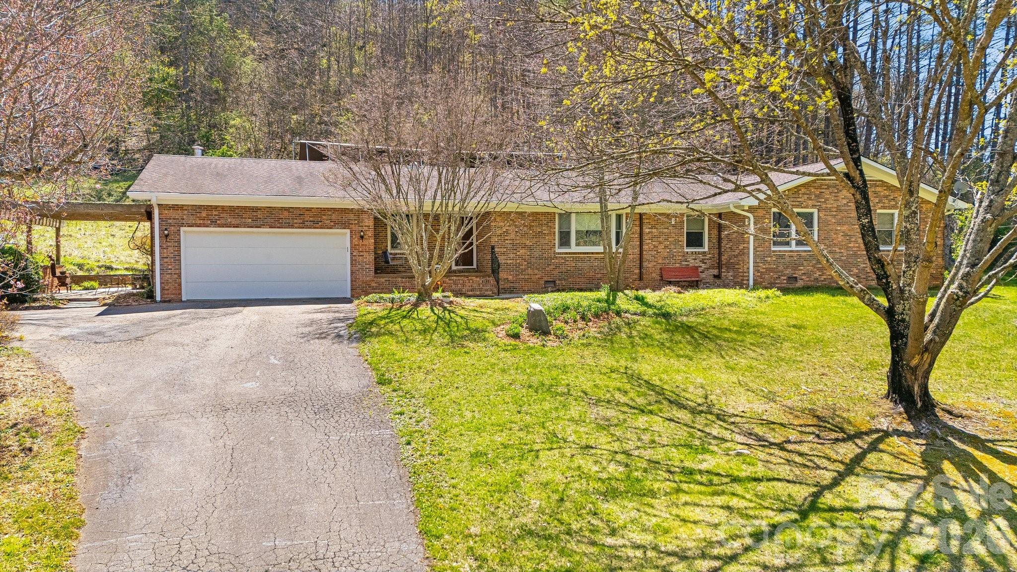 6334 Jacks Creek Road — Burnsville