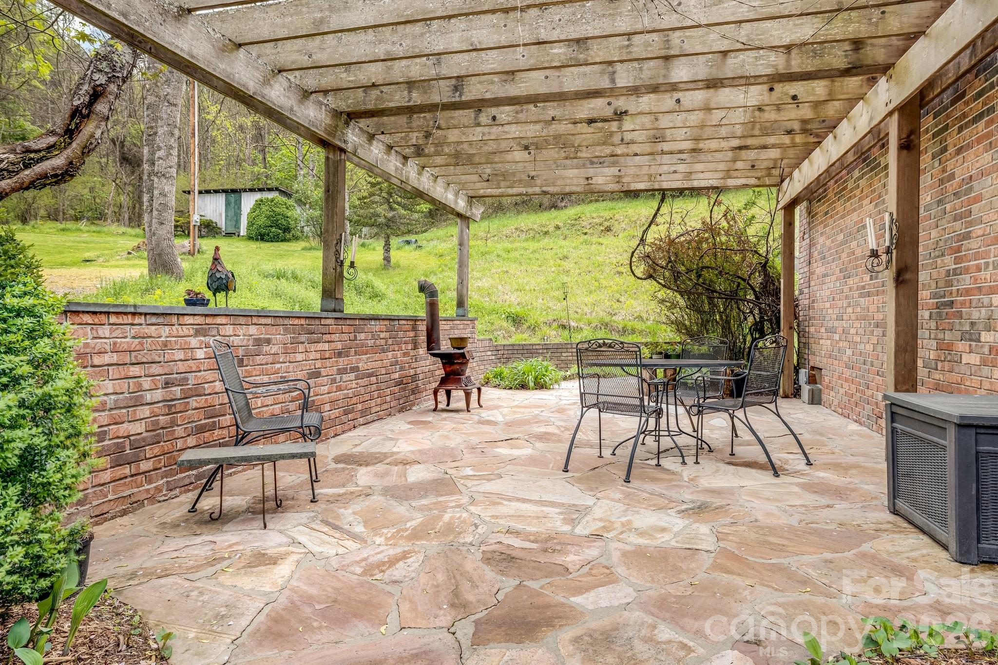 6334 Jacks Creek Road — Burnsville
