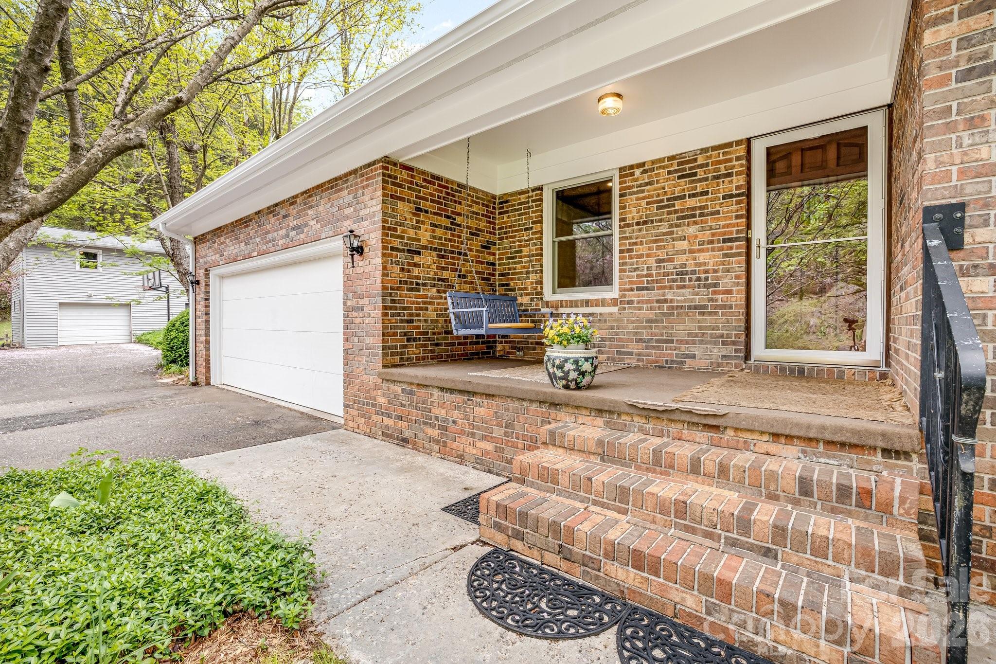 6334 Jacks Creek Road — Burnsville