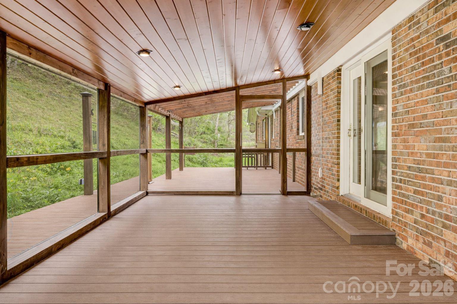6334 Jacks Creek Road — Burnsville