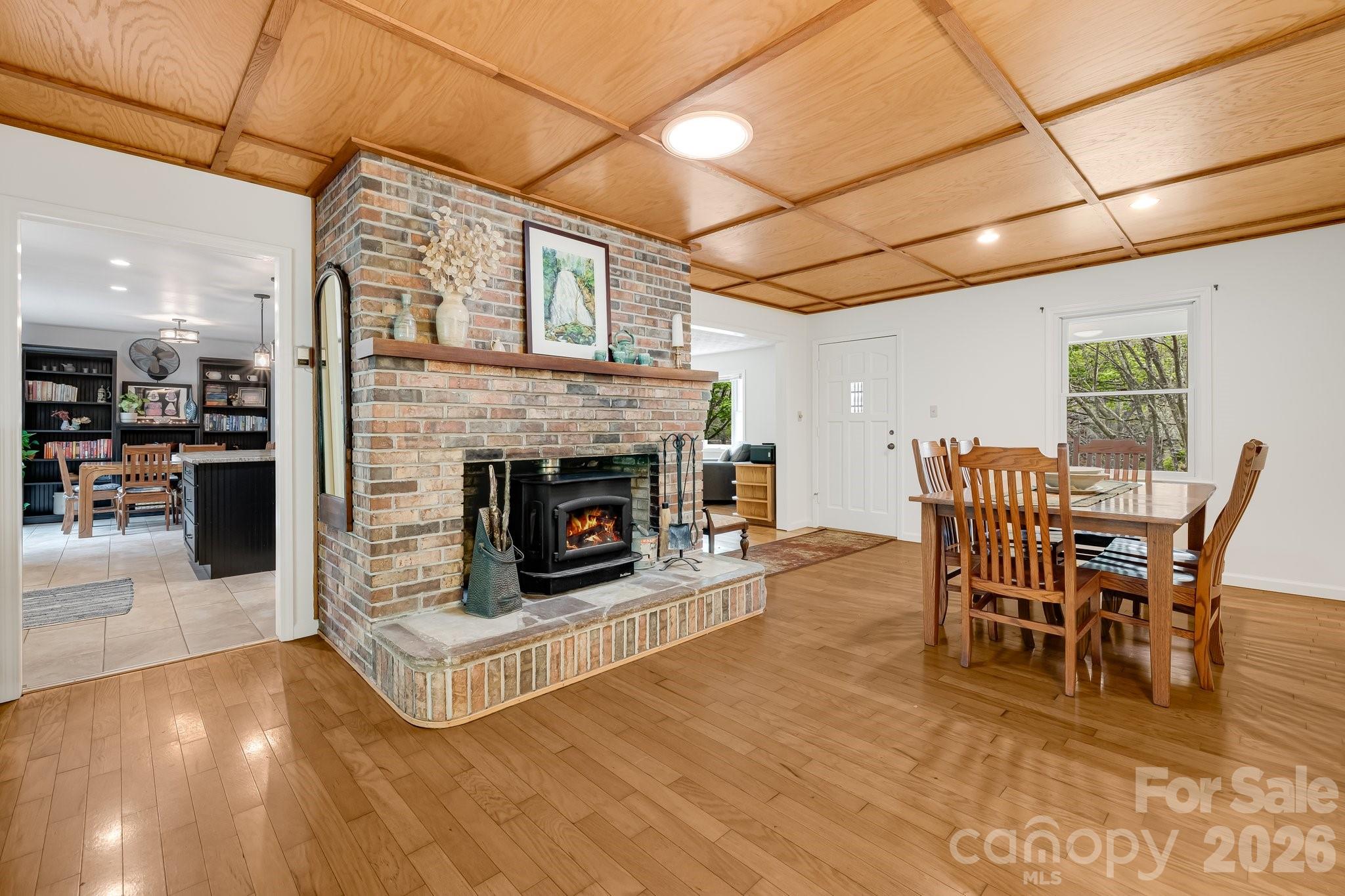 6334 Jacks Creek Road — Burnsville