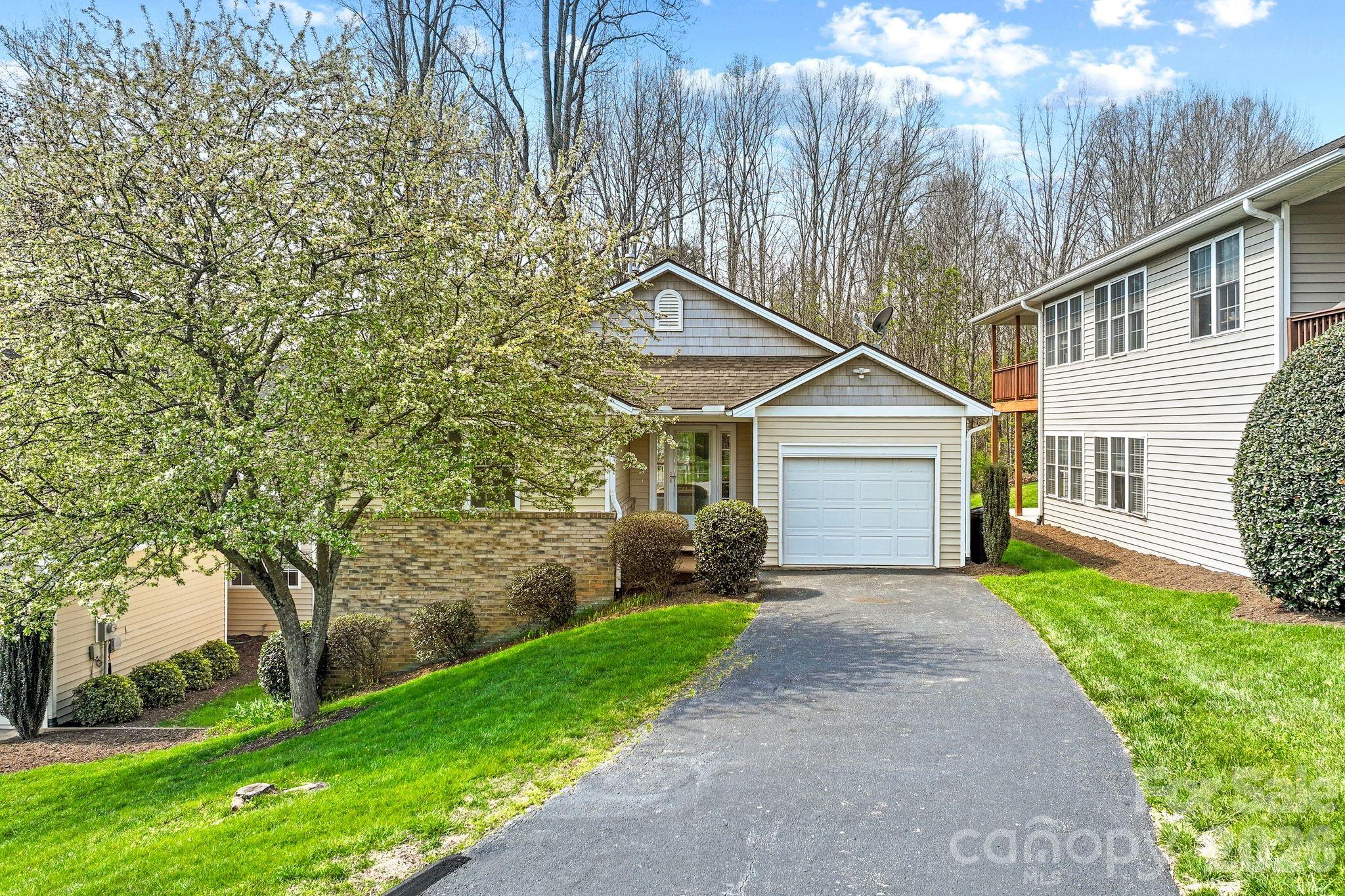 73 Creeks End Circle — Mills River