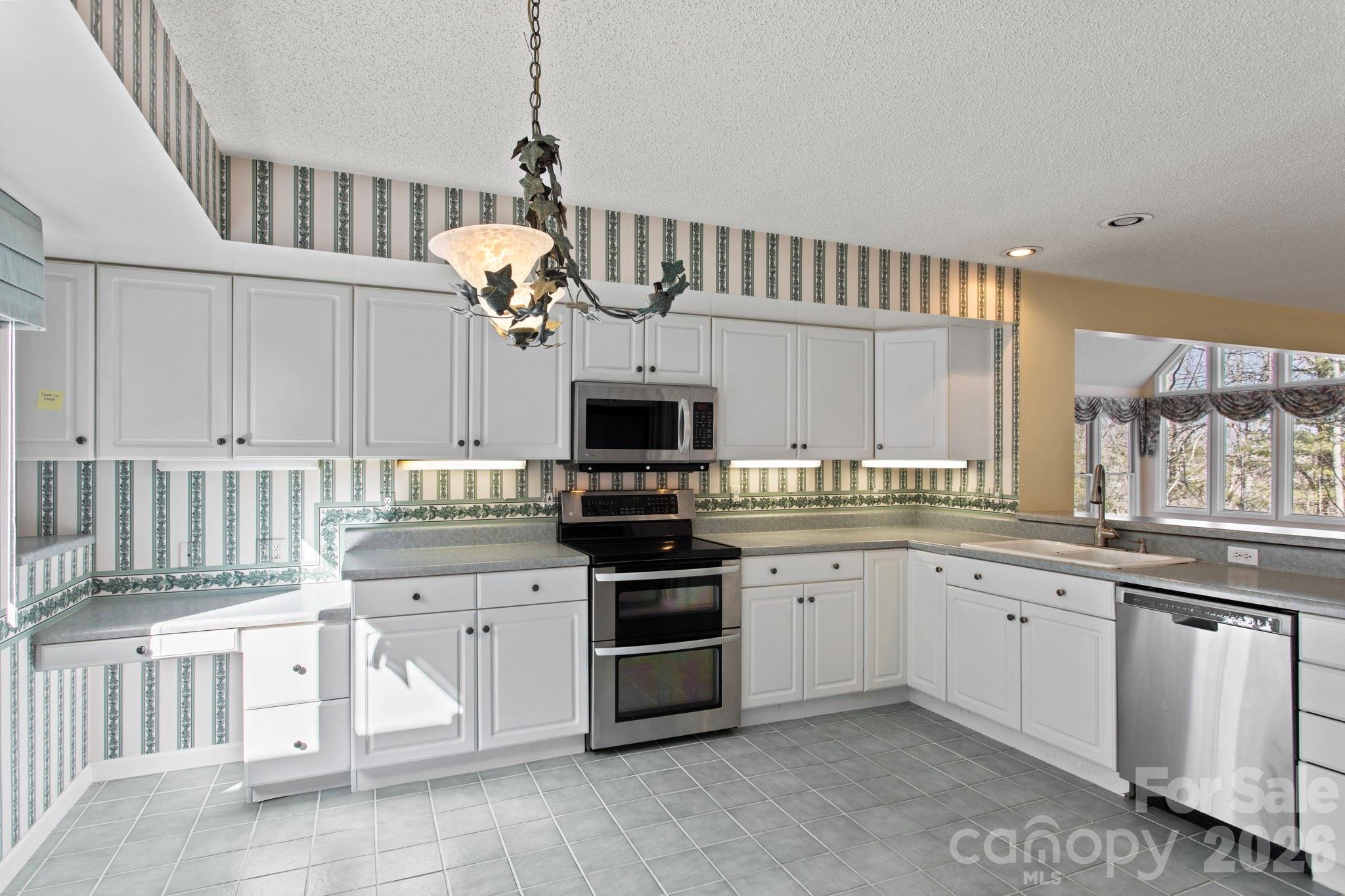 514 Cobblestone Lane — Flat Rock