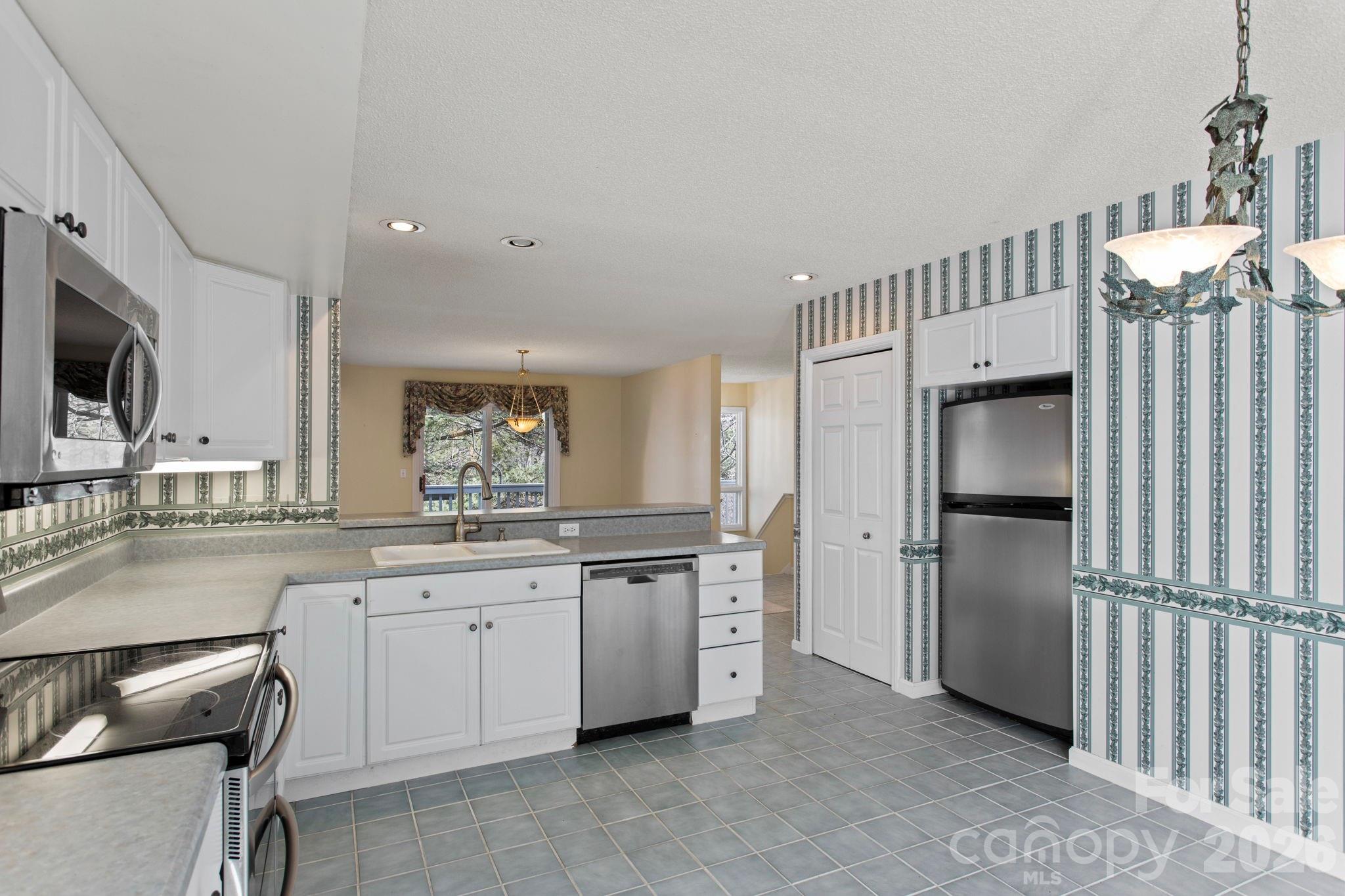 514 Cobblestone Lane — Flat Rock