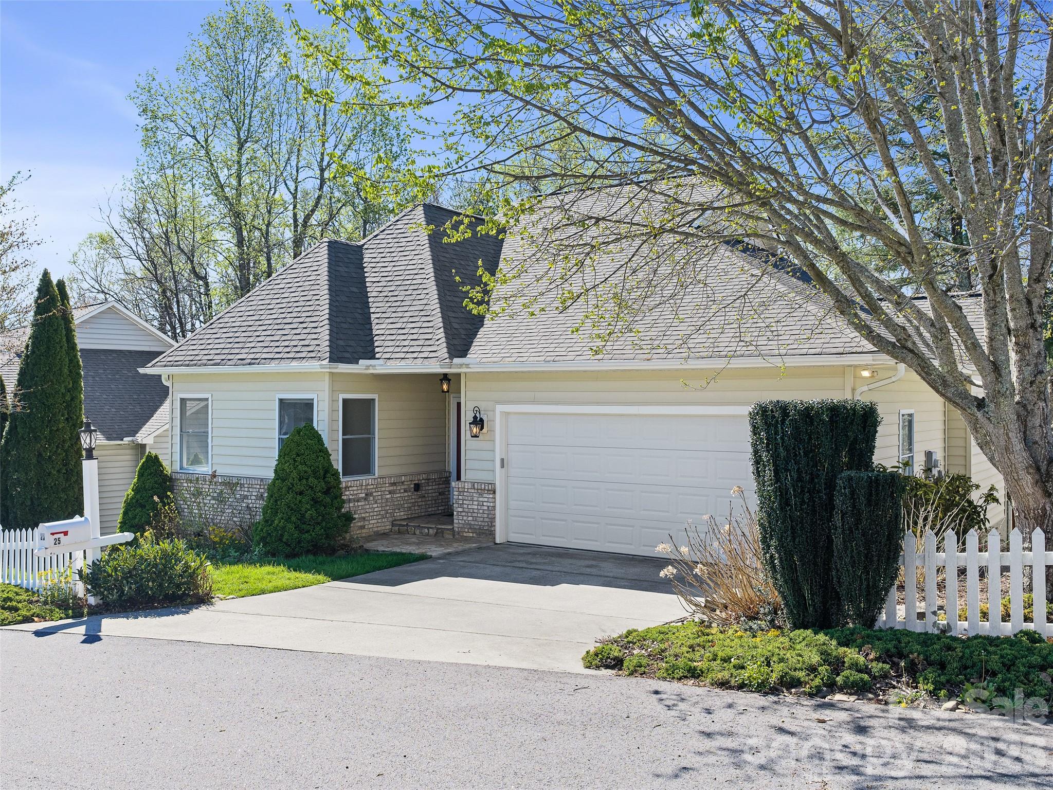 25 Ashefield Court — Hendersonville
