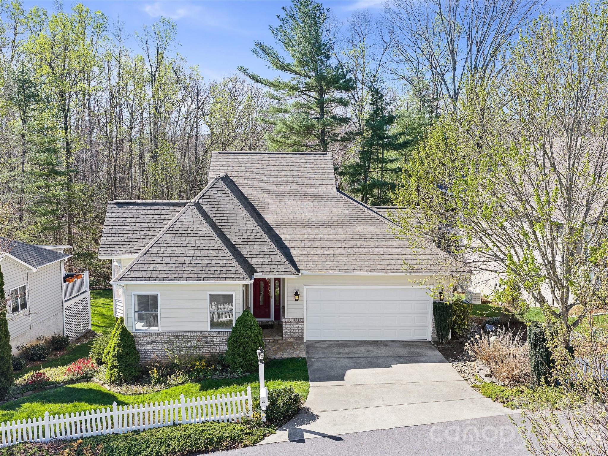 25 Ashefield Court — Hendersonville