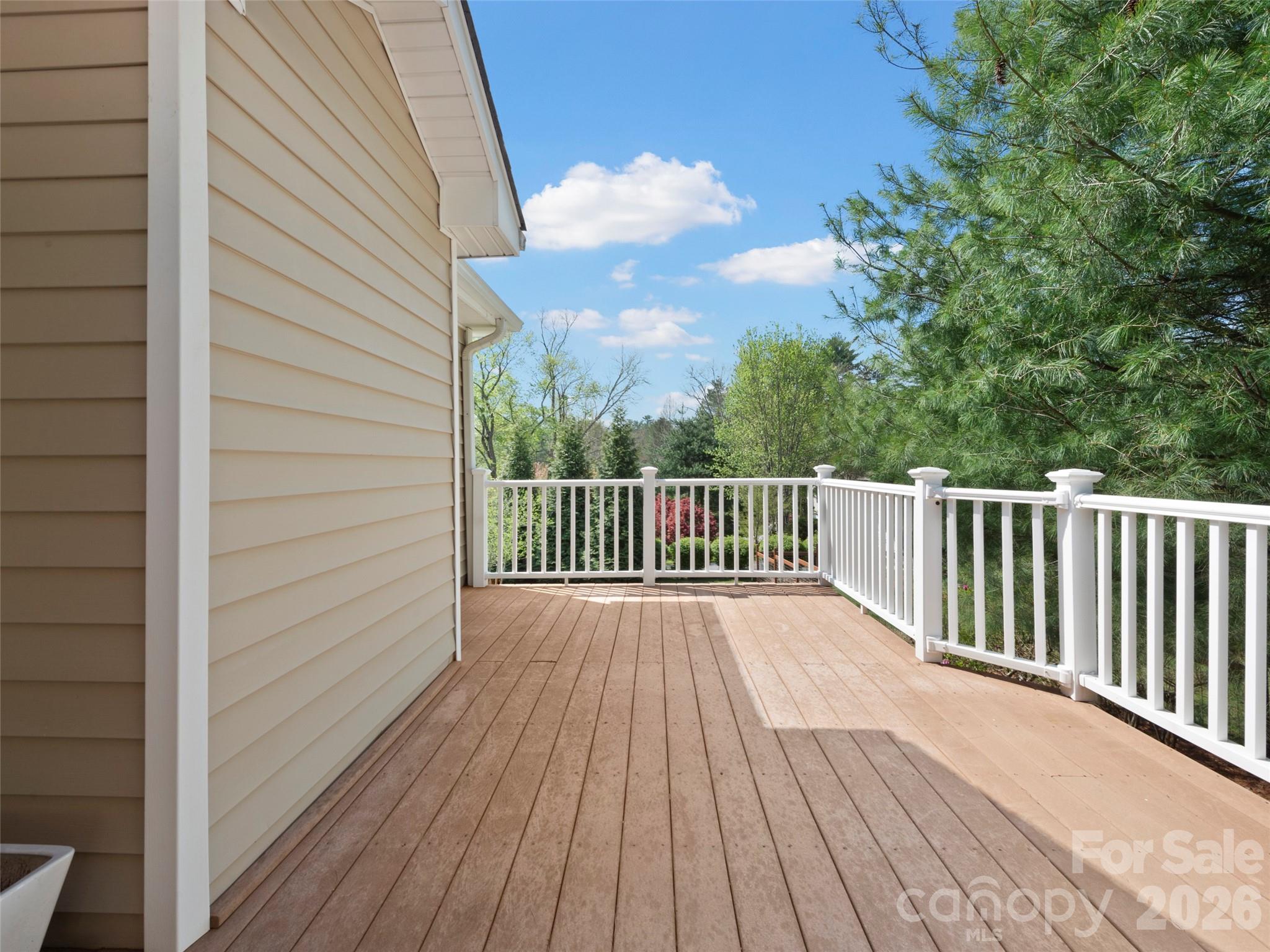 21 Old Applewood Lane — Hendersonville