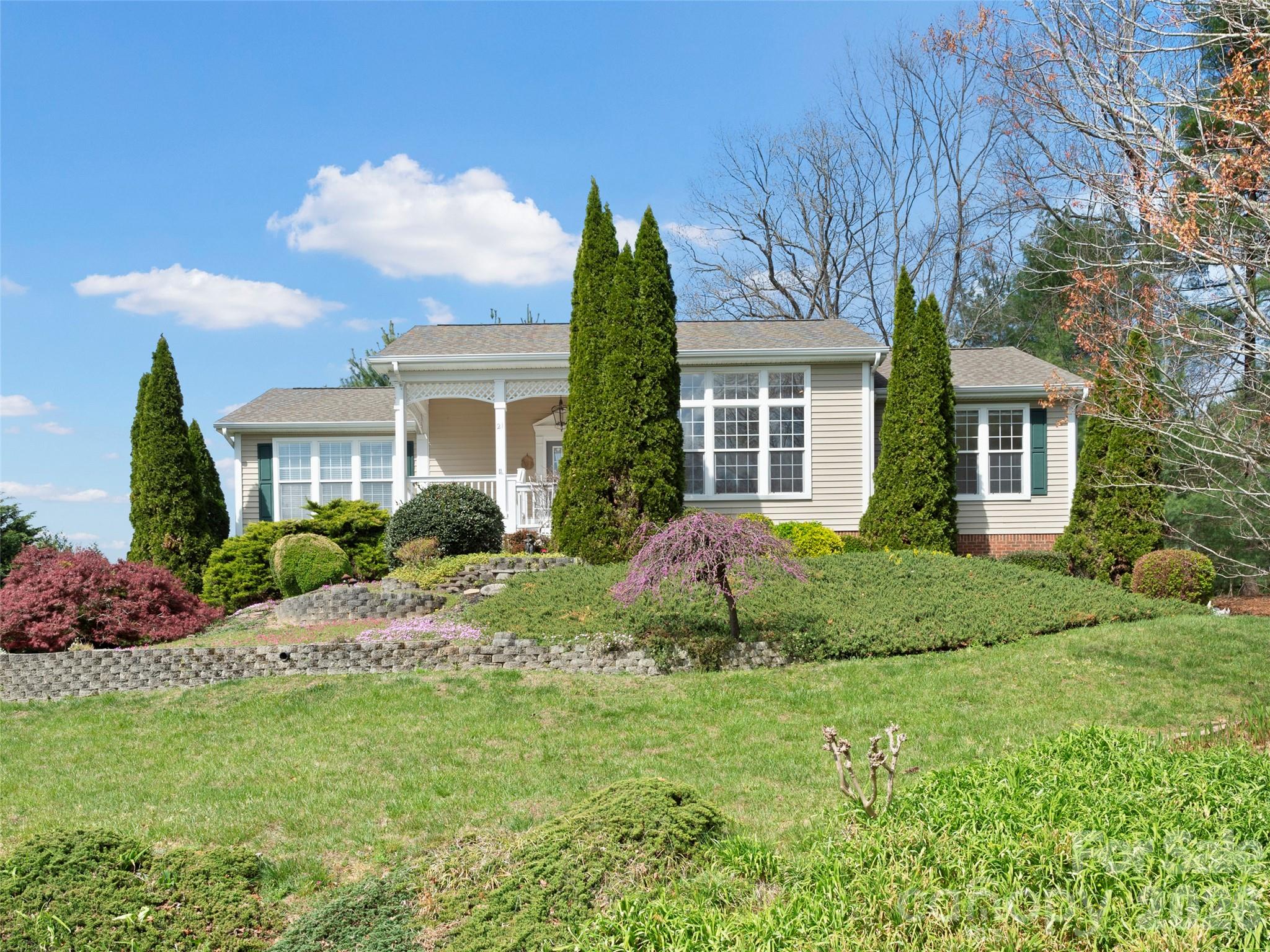 21 Old Applewood Lane — Hendersonville