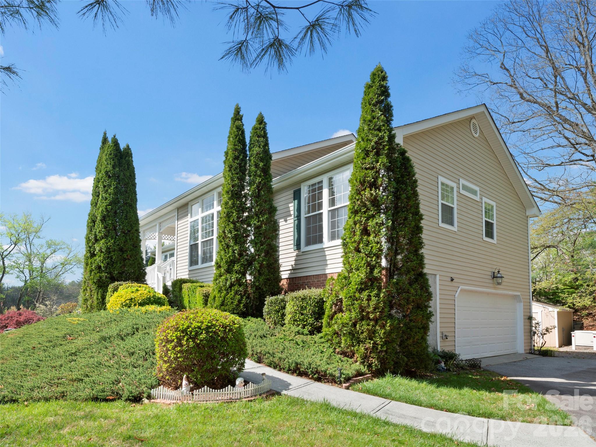 21 Old Applewood Lane — Hendersonville