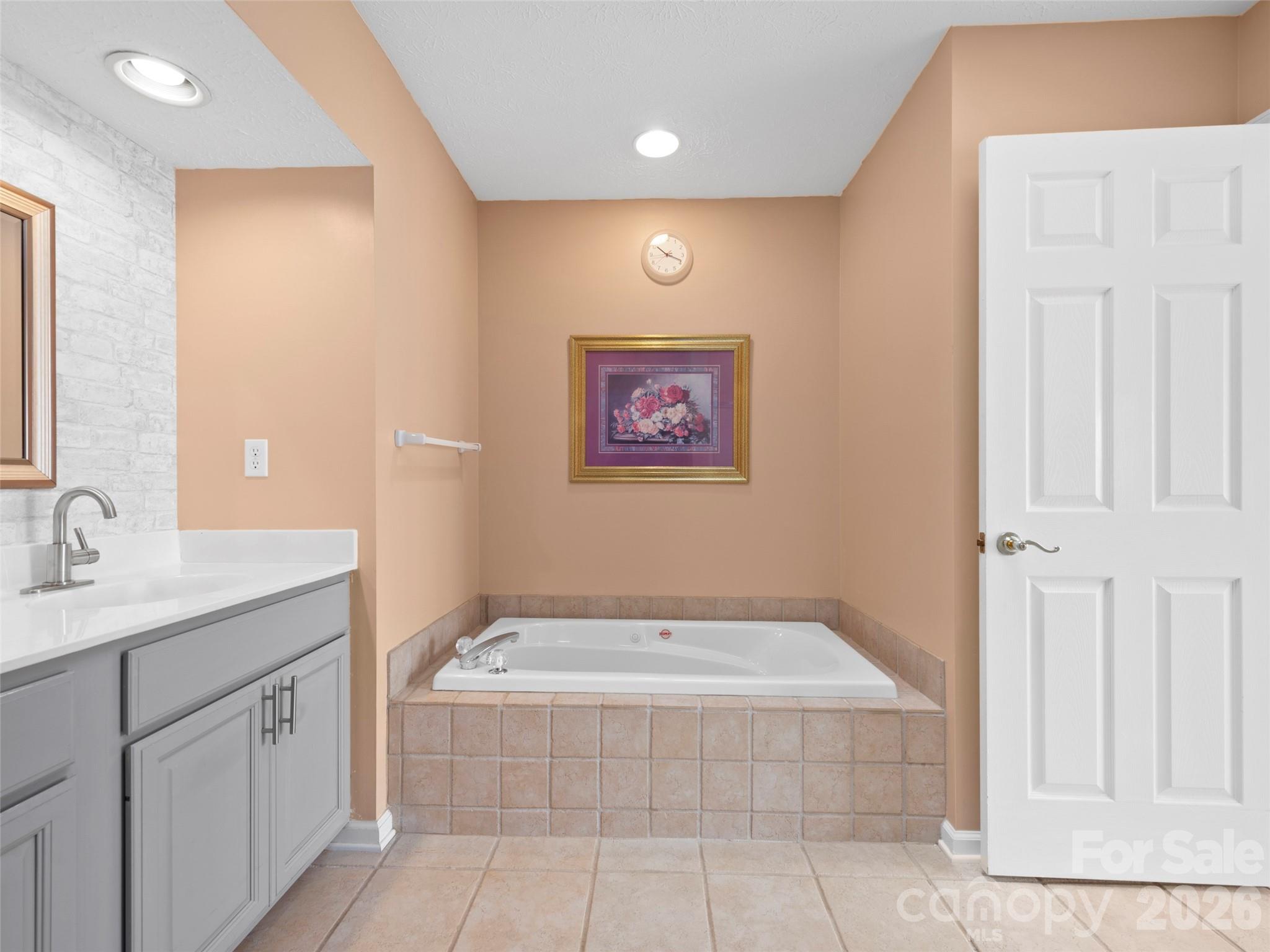 21 Old Applewood Lane — Hendersonville