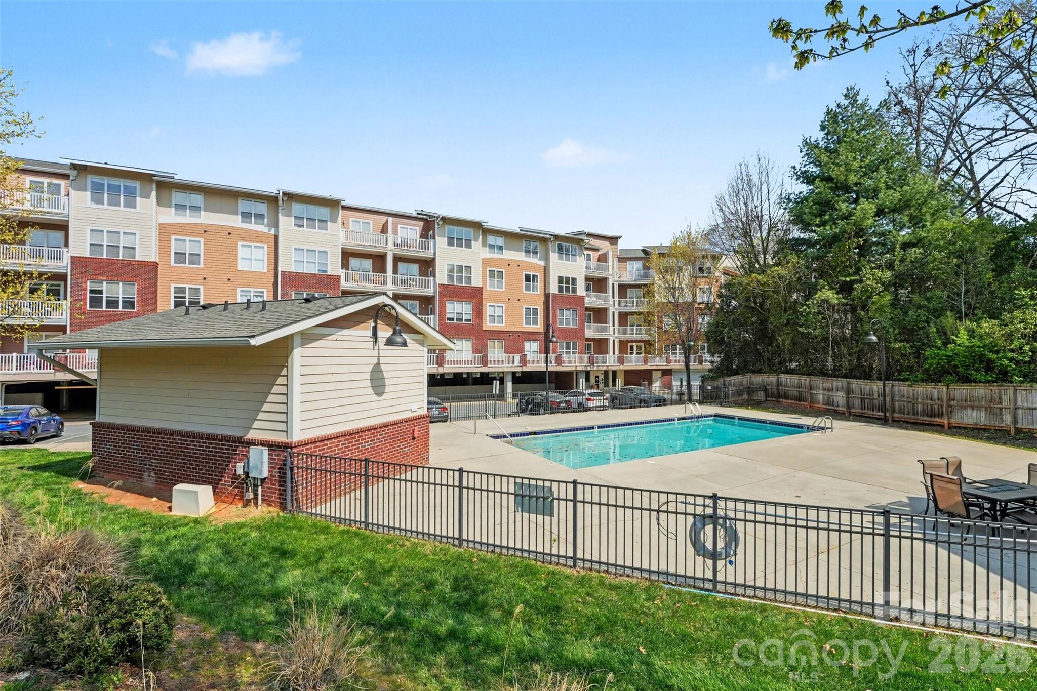 1000 E Woodlawn Road #111 — Charlotte