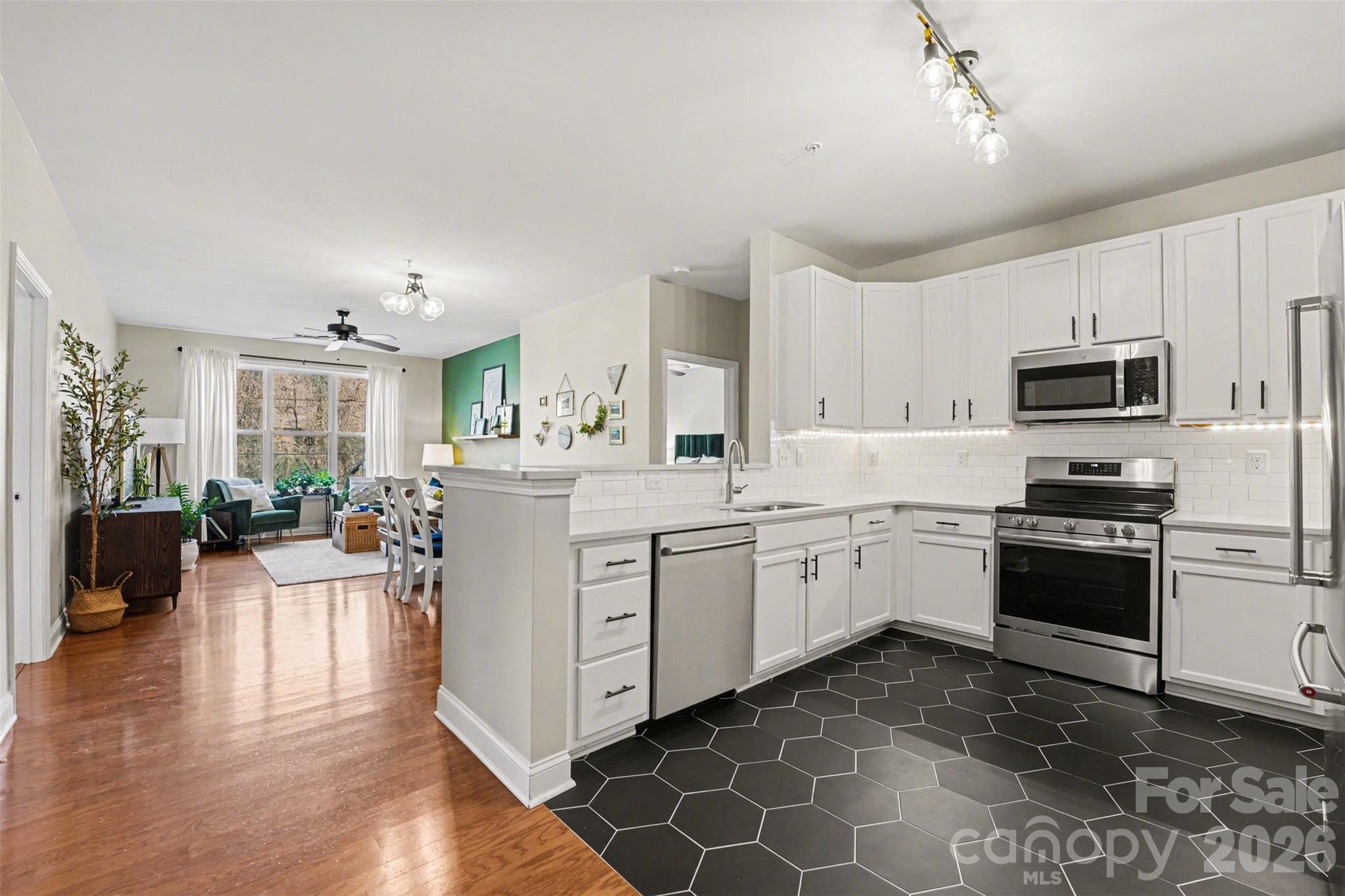 1000 E Woodlawn Road #111 — Charlotte